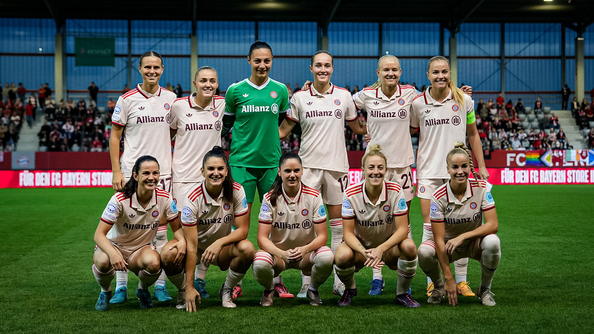 Mannschaftsfoto, vor dem Heimspiel der FC Bayern Frauen gegen den FC Arsenal