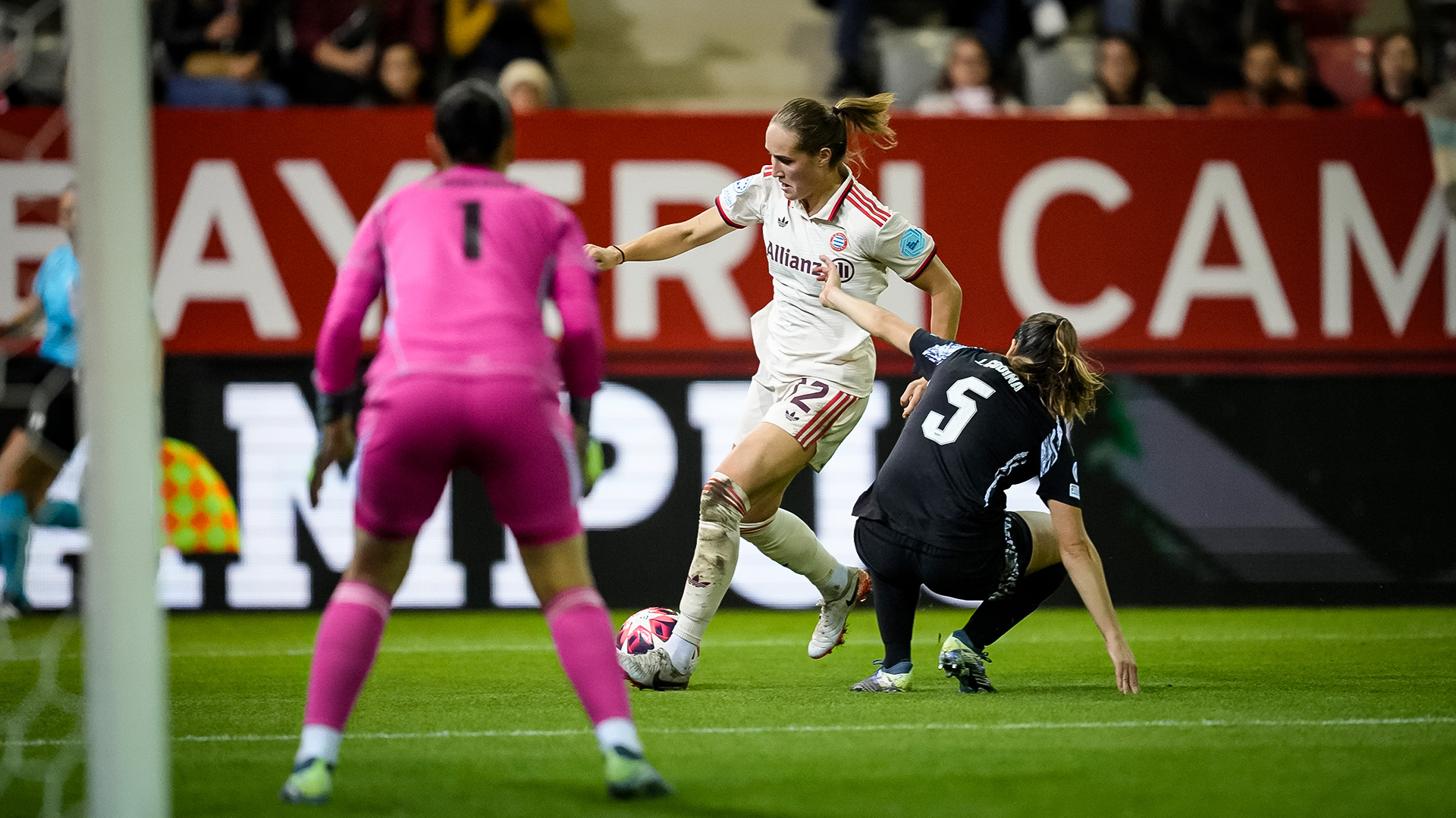 Sydney Lohmann, im Heimspiel der FC Bayern Frauen gegen den FC Arsenal