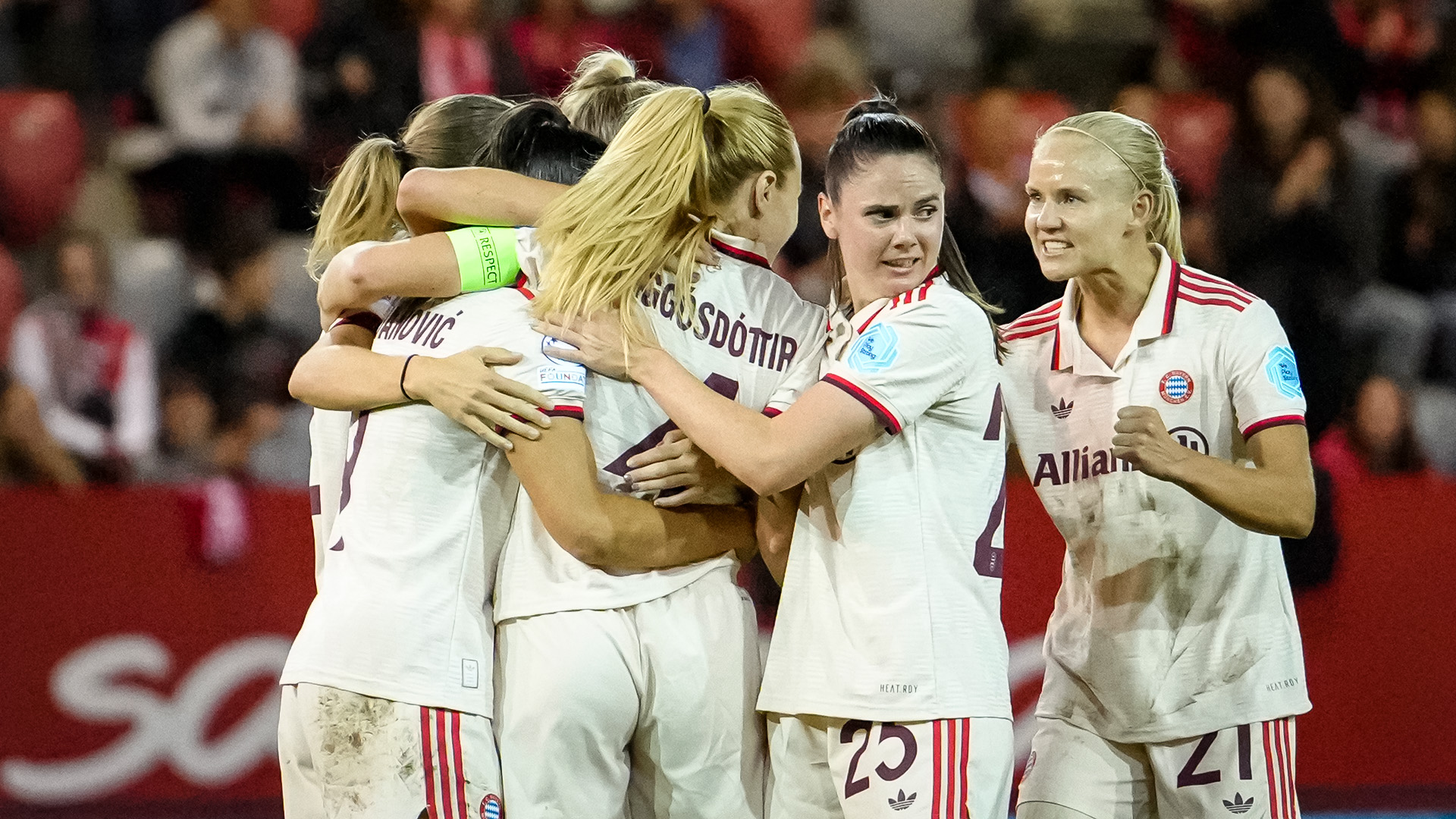 Jubel, Team, im Heimspiel der FC Bayern Frauen gegen den FC Arsenal