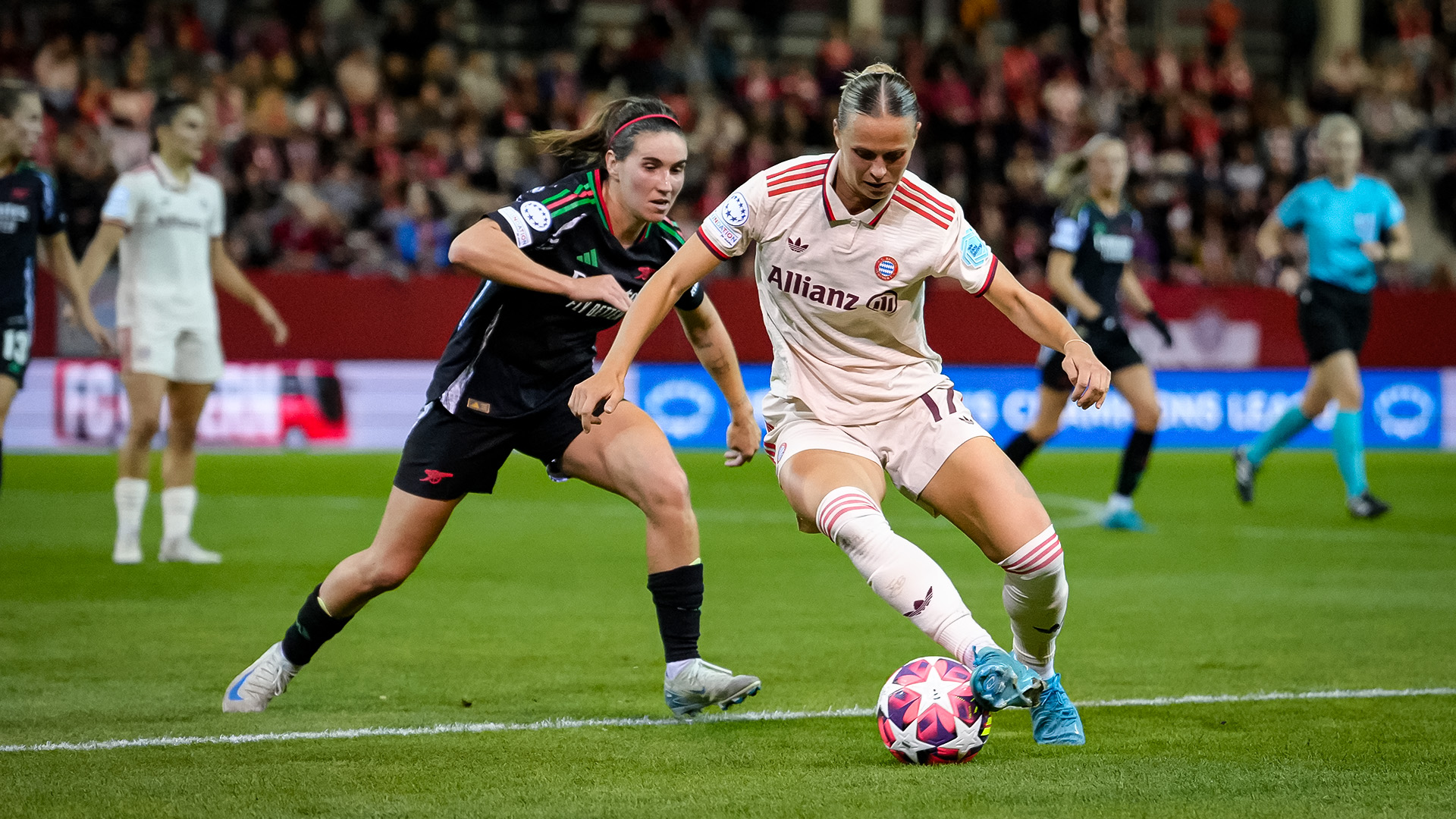 Klara Bühl, Zweikampf, im Heimspiel der FC Bayern Frauen gegen den FC Arsenal