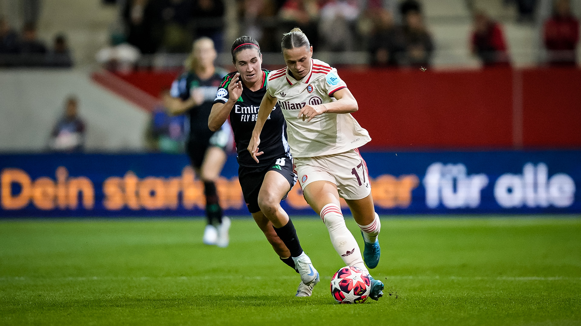 Klara Bühl, Zweikampf, im Heimspiel der FC Bayern Frauen gegen den FC Arsenal