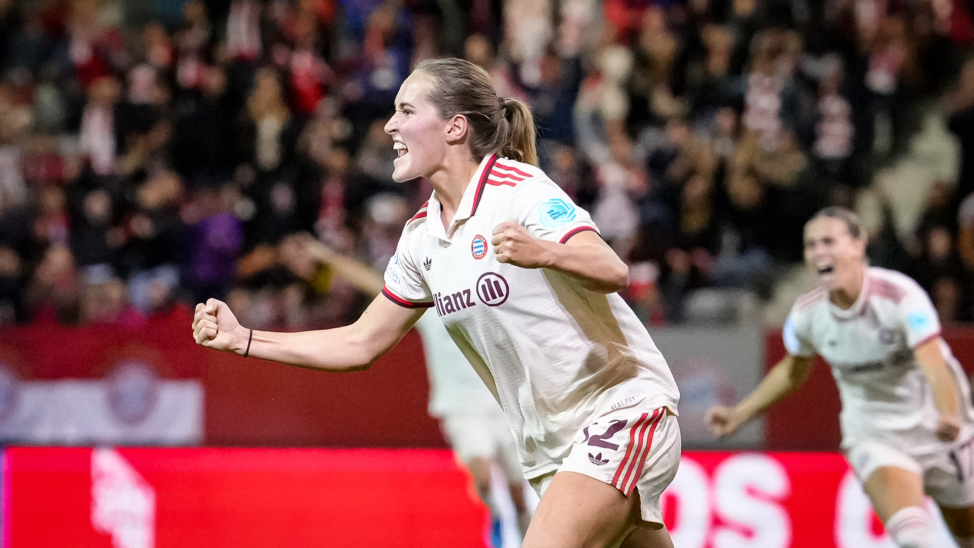 Sydney Lohmann, Zweikampf, im Heimspiel der FC Bayern Frauen gegen den FC Arsenal