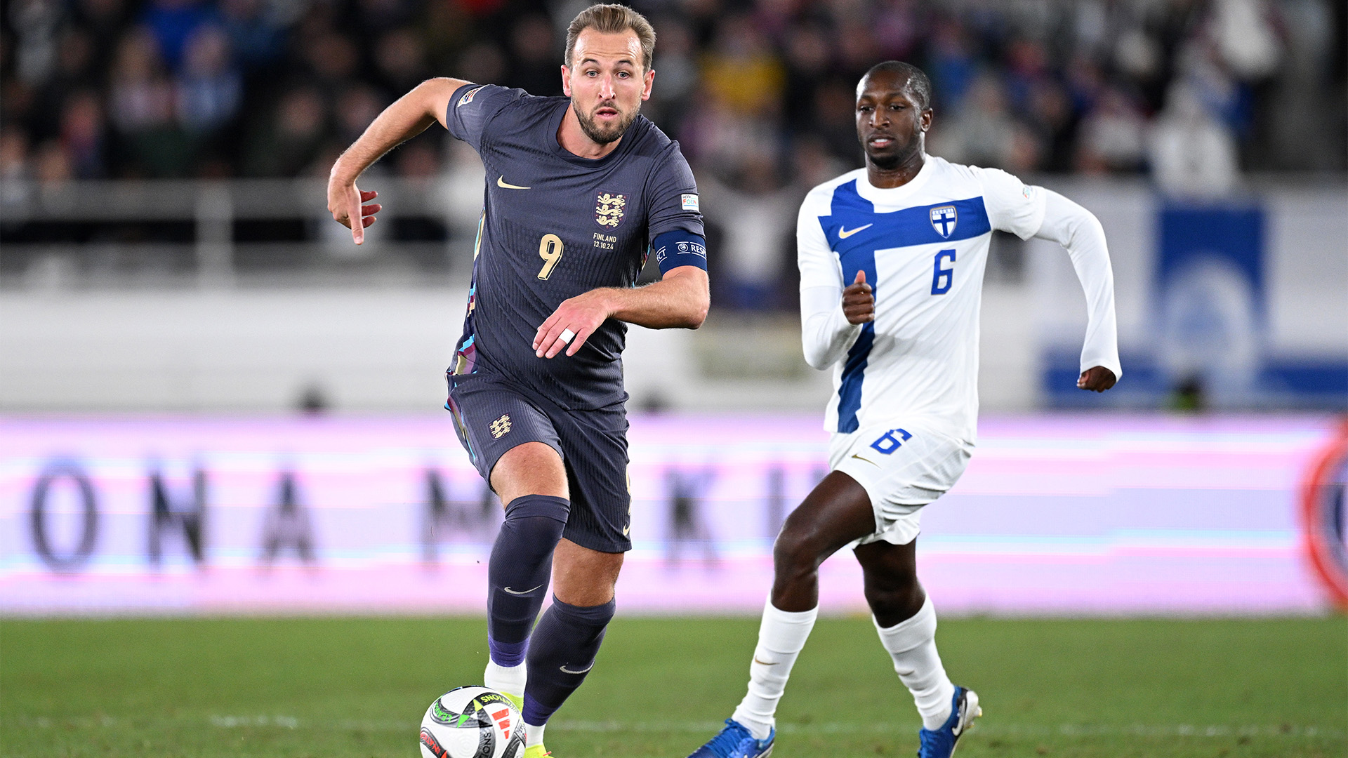 Harry Kane dribbelt im Länderspiel in Finnland mit dem Ball.