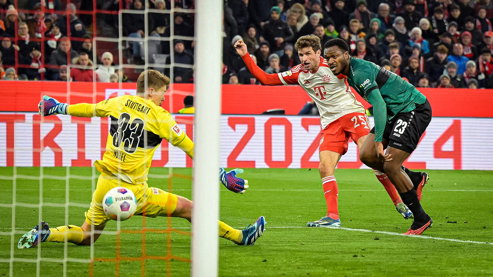 Thomas Müller verfolgt seinen Schuss im Bundesliga-Spiel gegen Stuttgart.