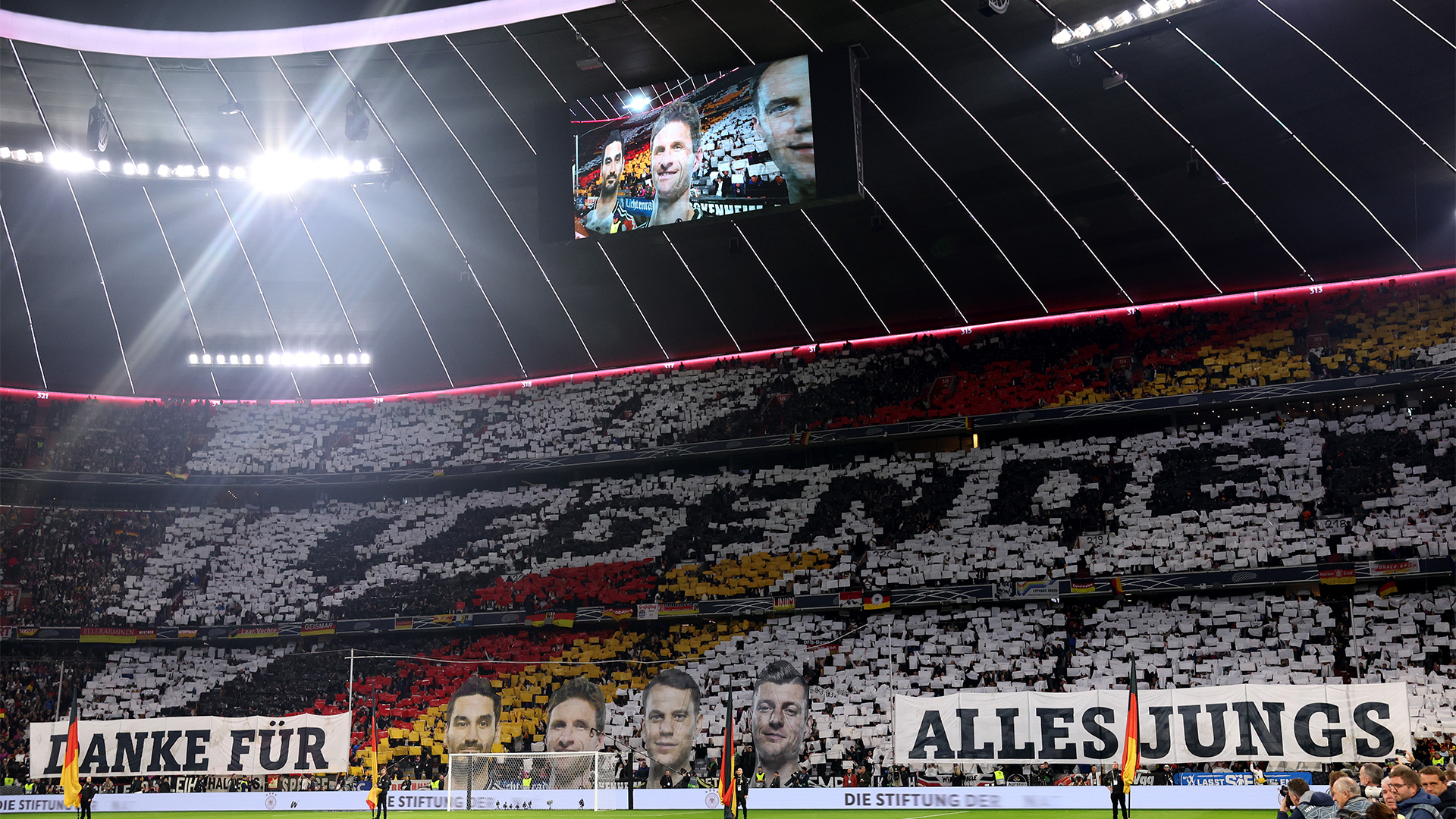 Choreo zum Abschied von Müller, Kroos Neuer und Gündogan aus der DFB-Elf.