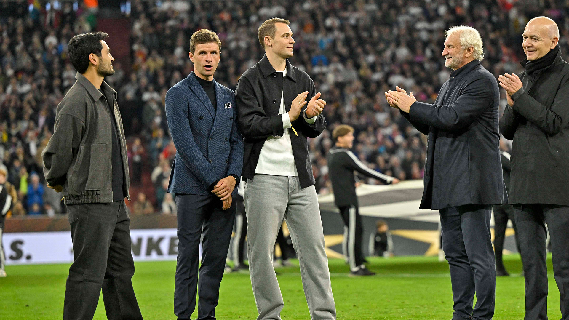 Manuel Neuer und Thomas Müller wurden aus der DFB-Elf verabschiedet.