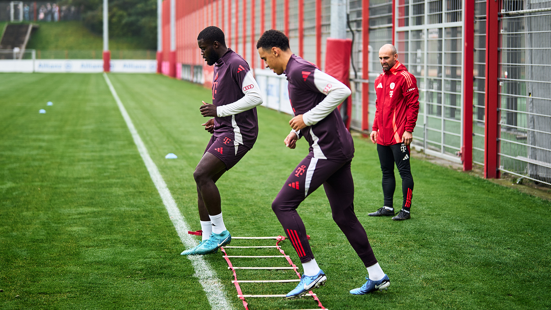 Jamal Musiala und Dayot Upamecano im individuellen Training des FC Bayern