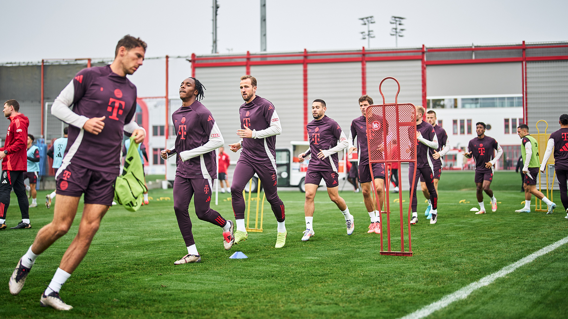 Spieler des FC Bayern beim Warmlaufen im Training