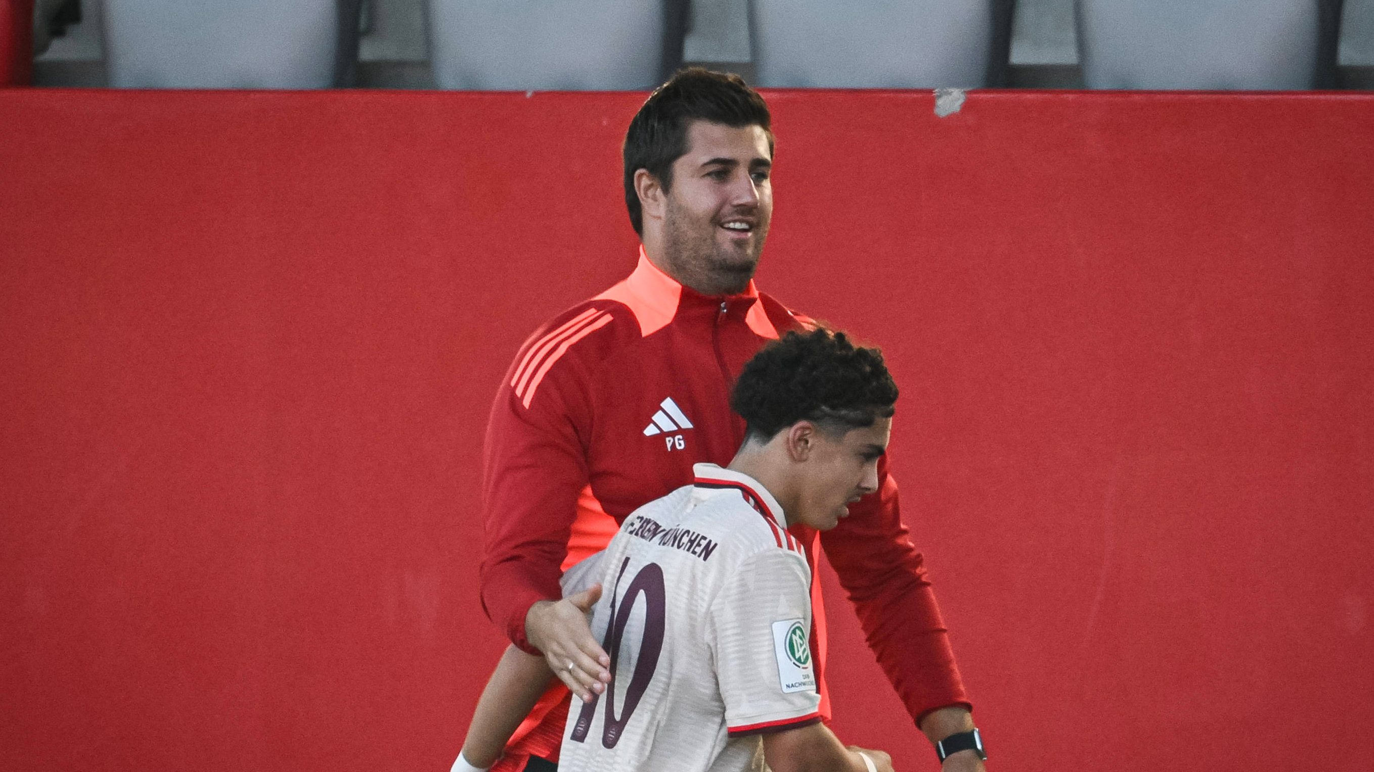 Peter Gaydarov und Jussef Nasrawe freuen sich über einen Sieg der U19 des FC Bayern.