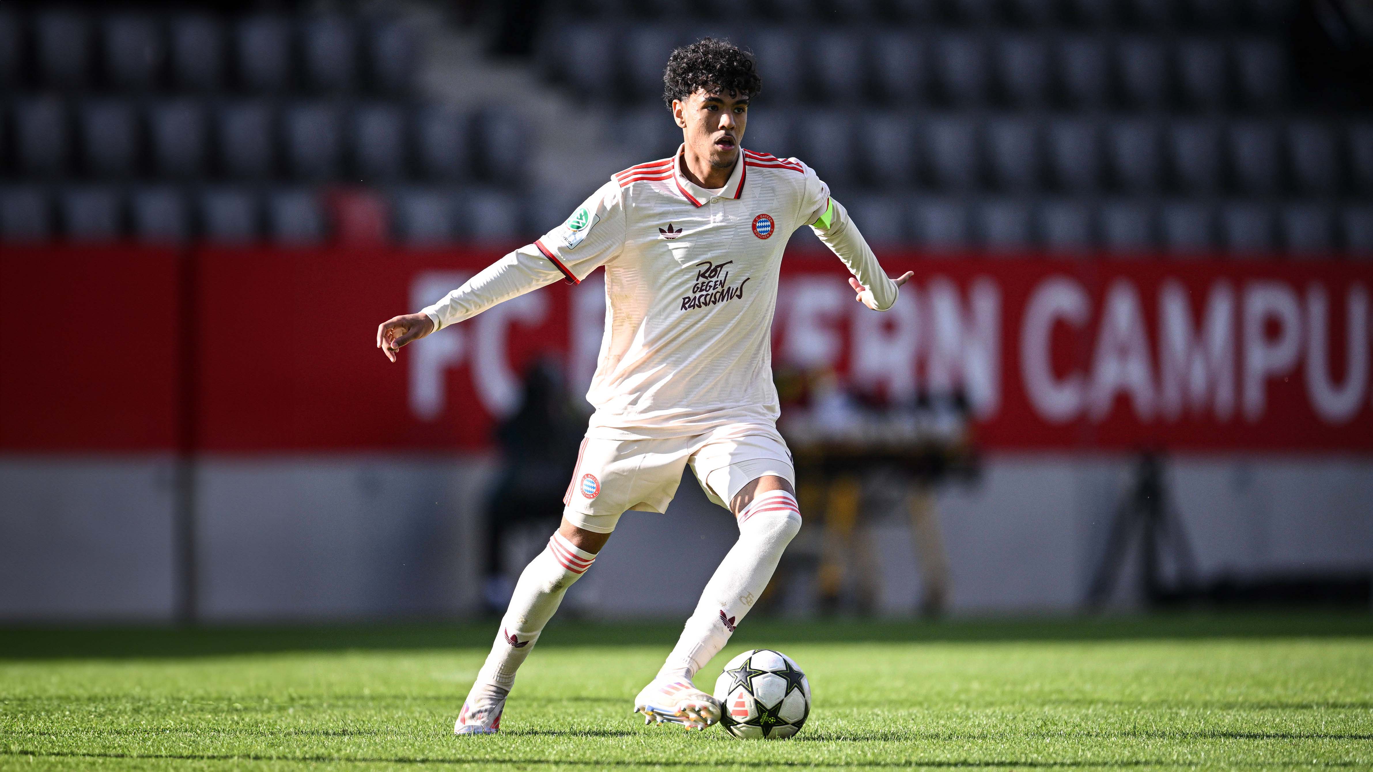 Adam Aznou beim Youth League Spiel der FC Bayern U19.