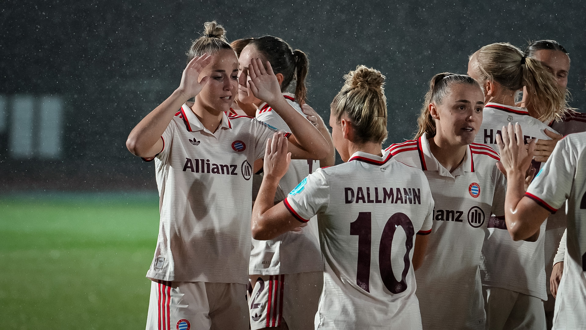 Giulia Gwinn, Linda Dallmann, Jubel, im Auswärtsspiel der FC Bayern Frauen bei Juventus Turin