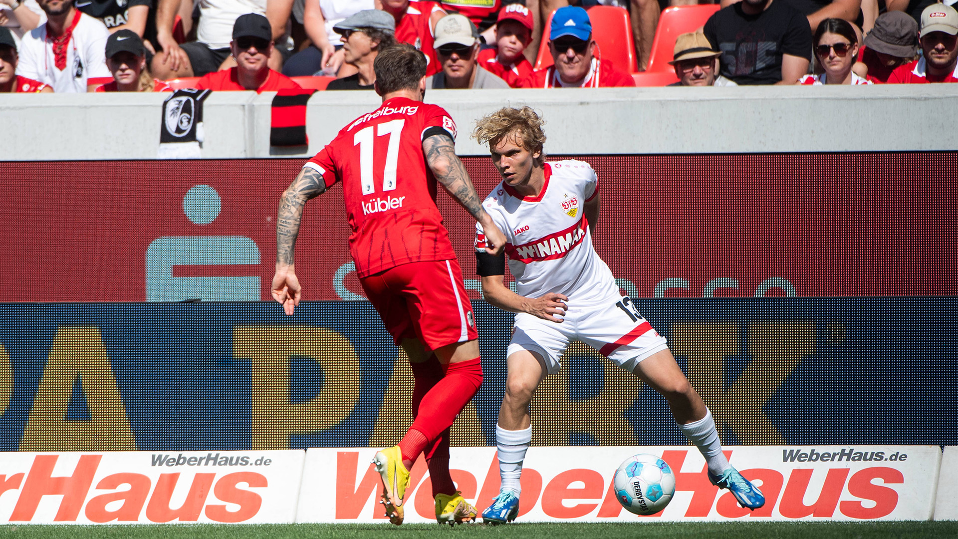 Frans Krätzig goes one-on-one with Freiburg's Lukas Kübler.