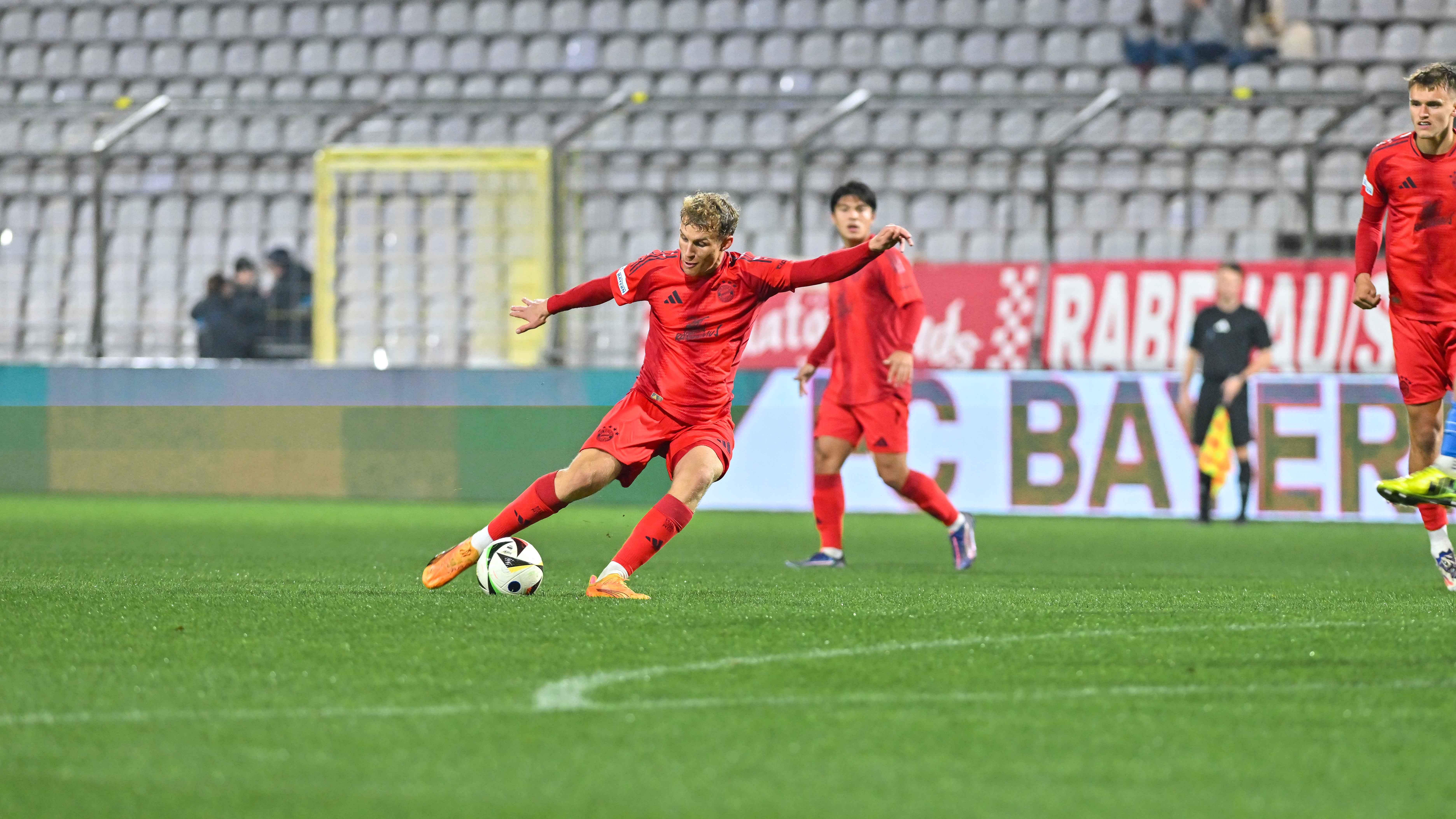 Kurt Rüger von den FC Bayern Amateuren beim Schuss.