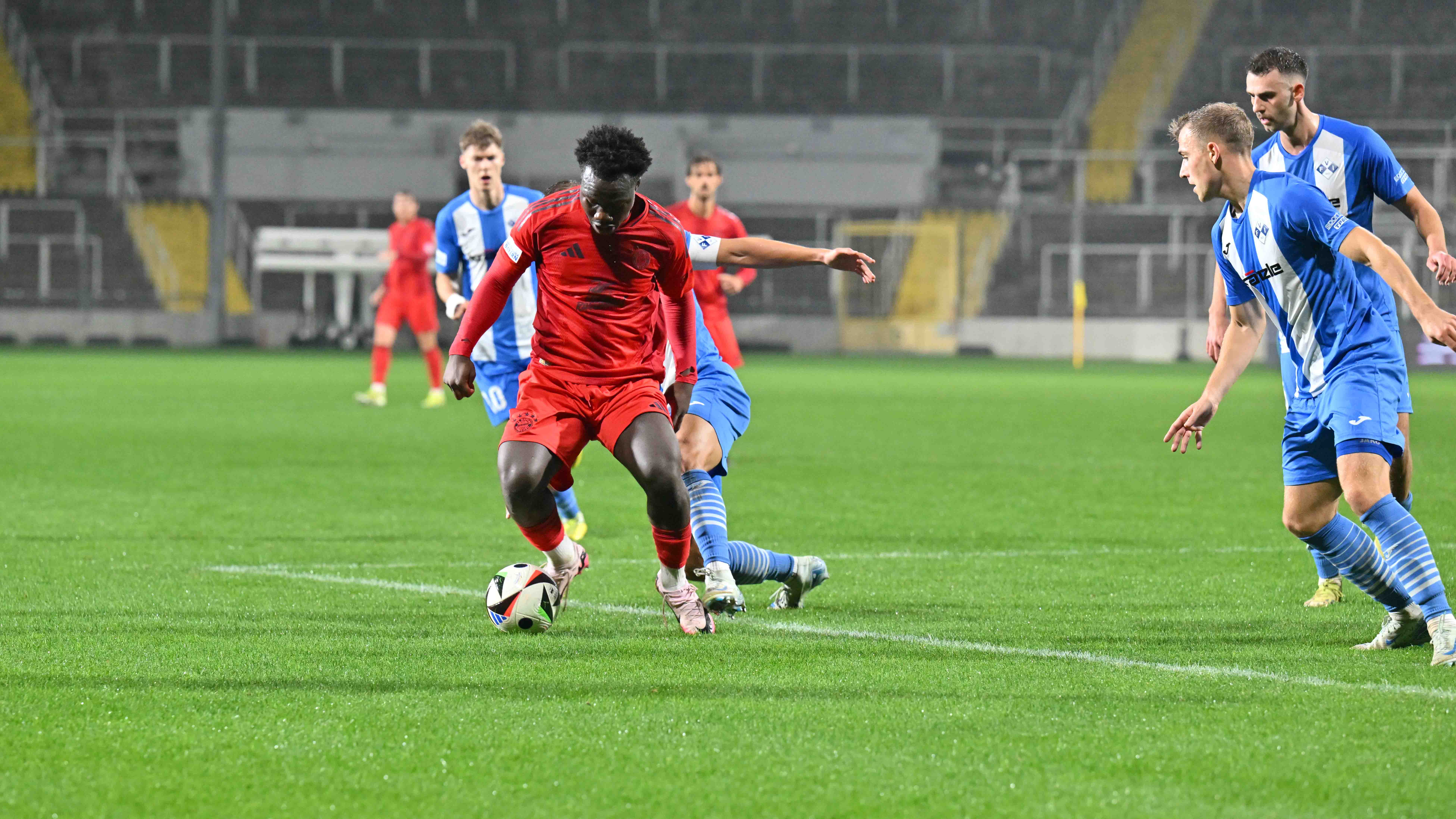 Nestory Irankunda von den FC Bayern Amateuren im Zweikampf