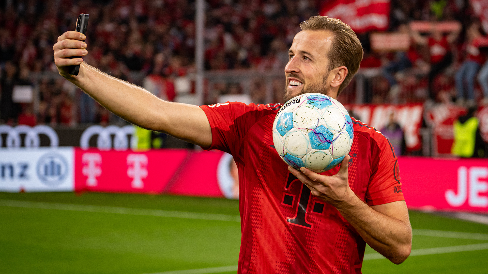 FC Bayern-Stürmer Harry Kane nach dem Spiel gegen den VfB Stuttgart