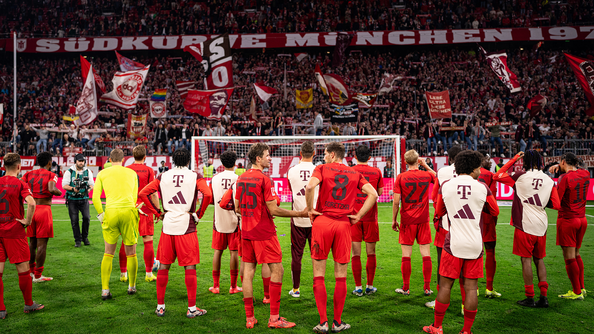 Los jugadores del Bayern celebran con la afición la victoria ante el Stuttgart