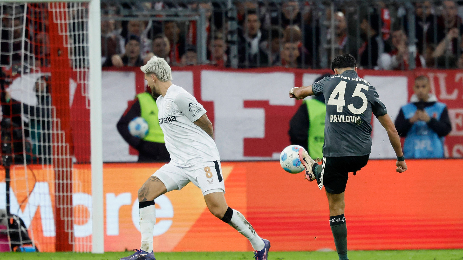 Aleksandar Pavlović nimmt Maß für sein Tor im Bundesliga-Topspiel gegen Bayer 04 Leverkusen.