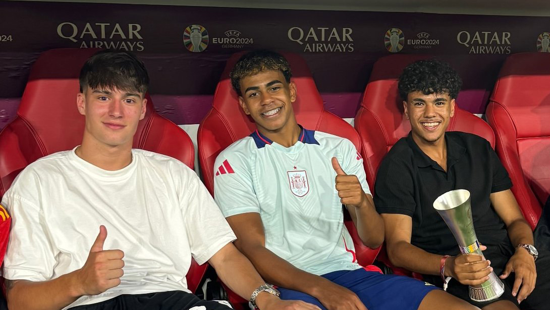 Javier Fernández, Lamine Yamal und Adam Aznou beim Halbfinale der Europameisterschaft 2024.