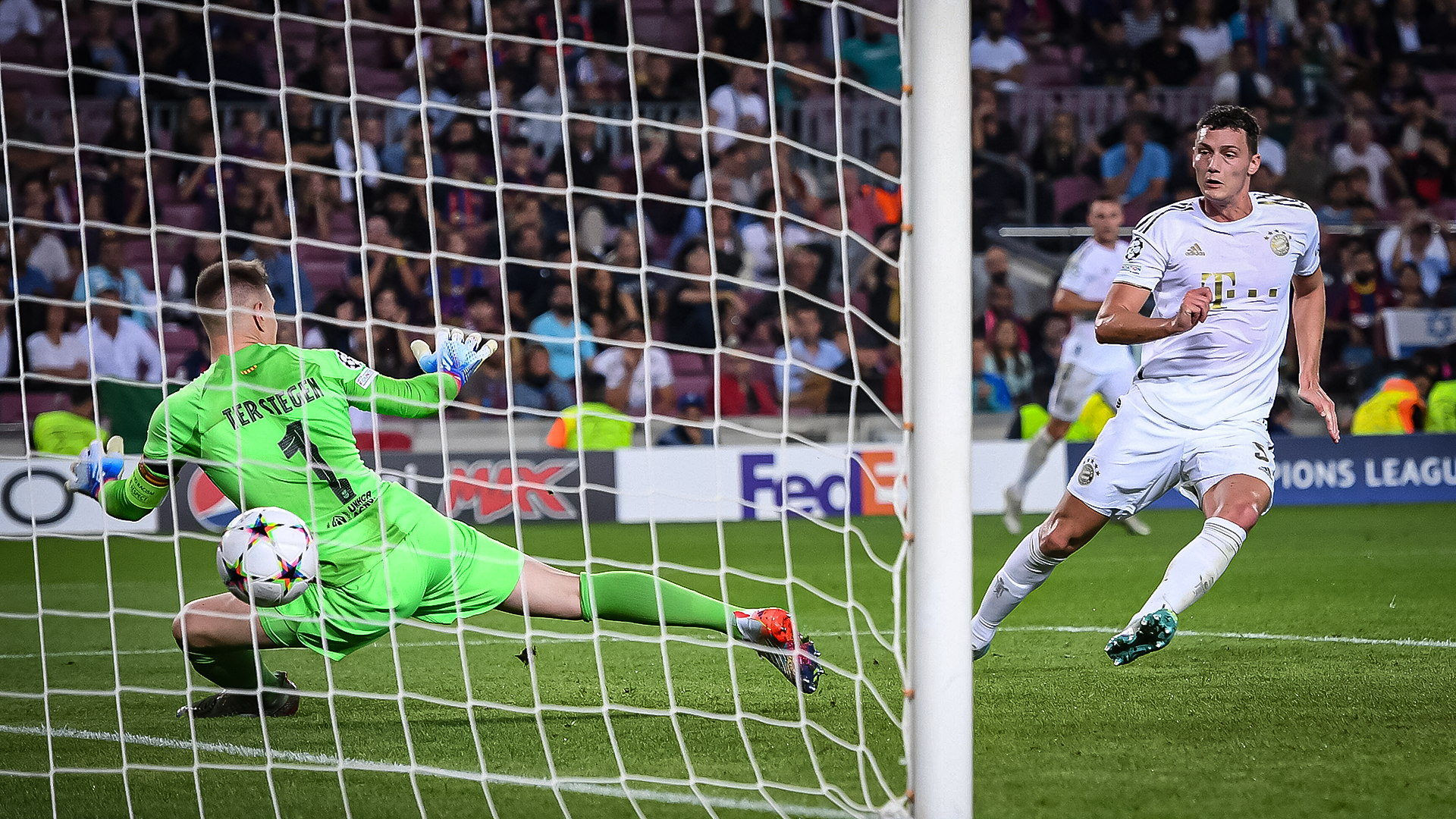 Benjamin Pavard trifft zum 3:0 für die Bayern in Barcelona