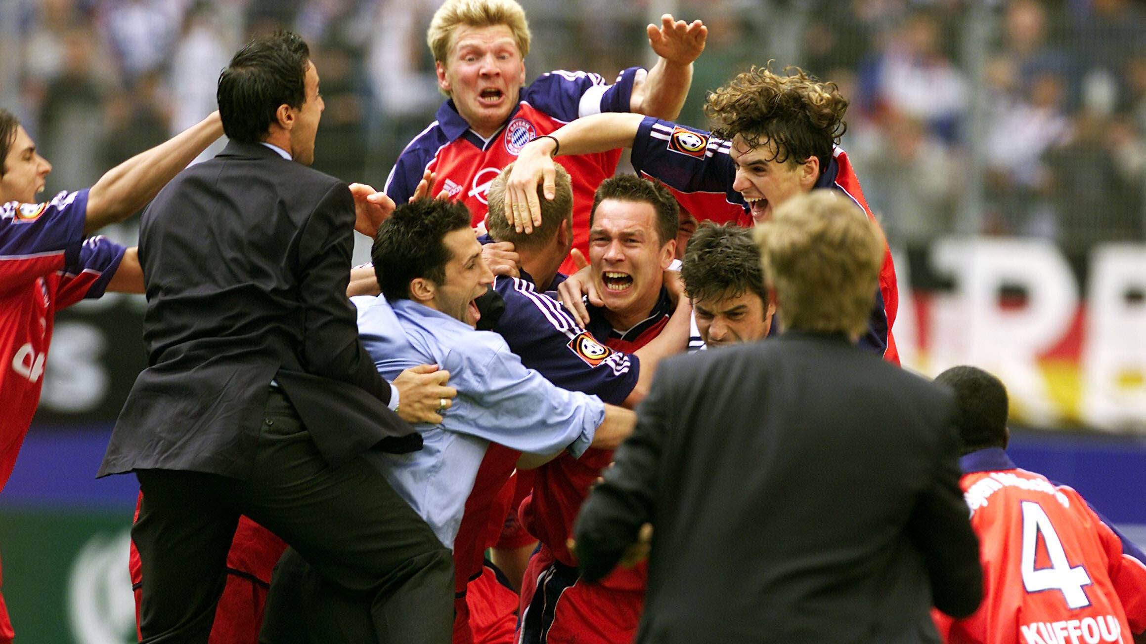 Un momento para la eternidad: Patrik Andersson, Stefan Effenberg y compañía celebran el campeonato de Hamburgo en 2001.