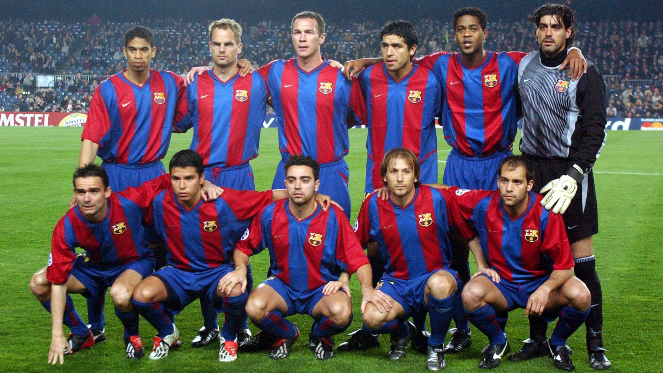 Andersson (centro, arriba) en el once inicial del FC Barcelona en marzo de 2003 junto a otras leyendas como Xavi, Patrick Kluivert y Gaizka Mendieta.