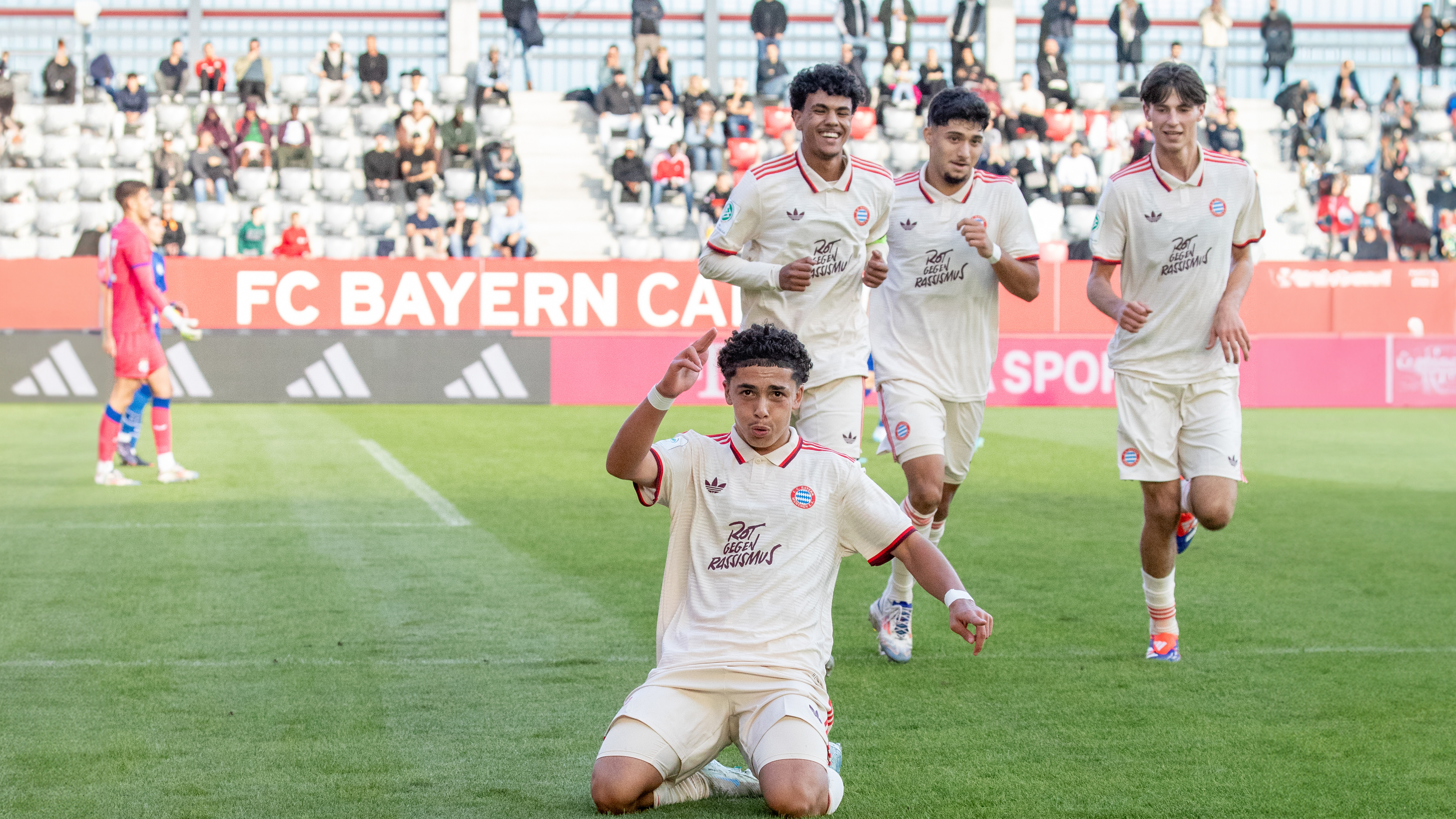 Die U19 des FC Bayern bejubelt ein Tor in der UEFA Youth League