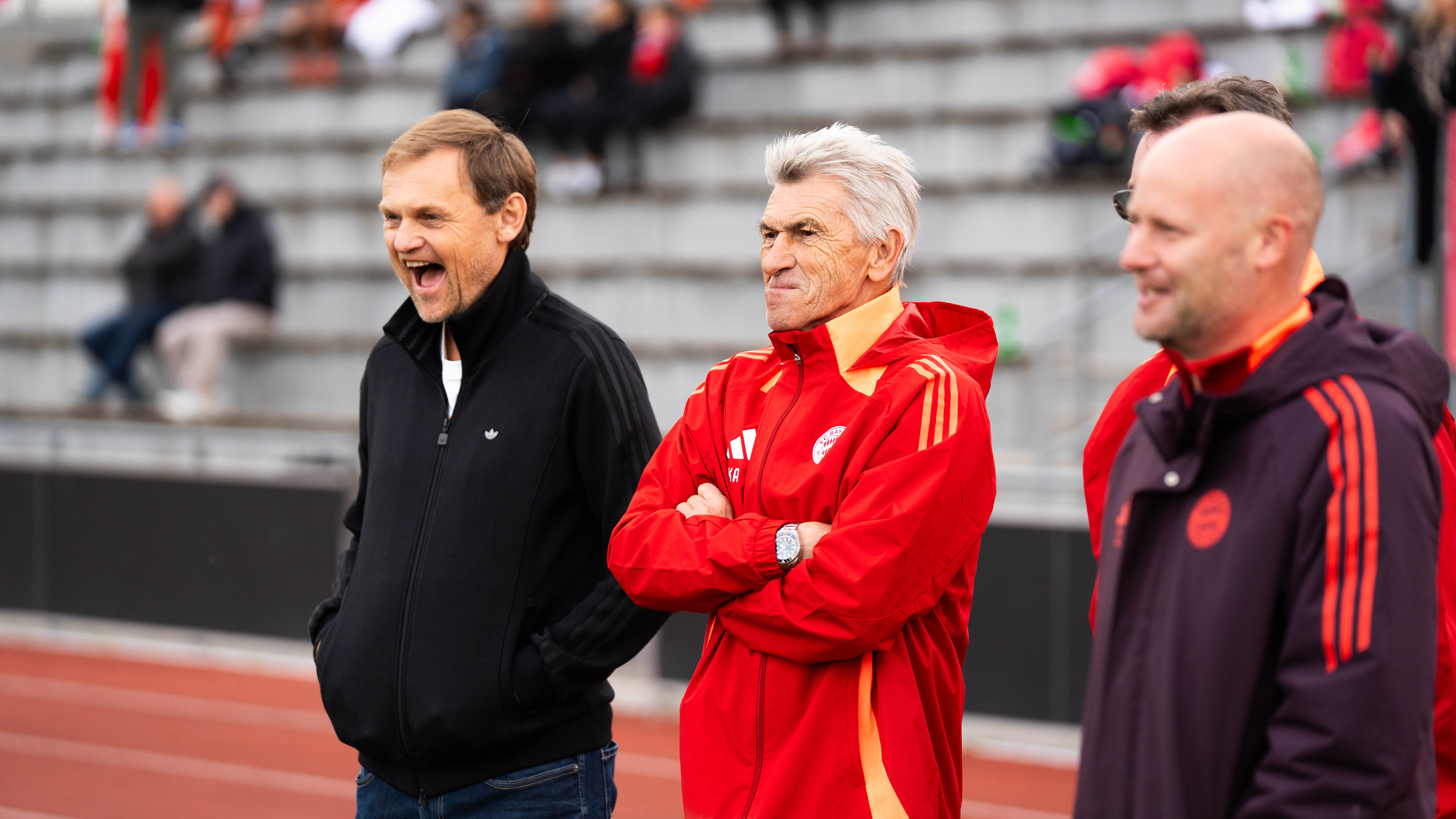 Björn Gulden (left), CEO of adidas, and FC Bayern legend Klaus Augenthaler (centre) watch the finals.