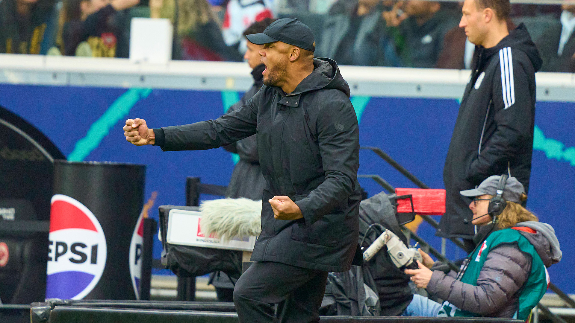 Vincent Kompany celebra un gol del FC Bayern en la banda