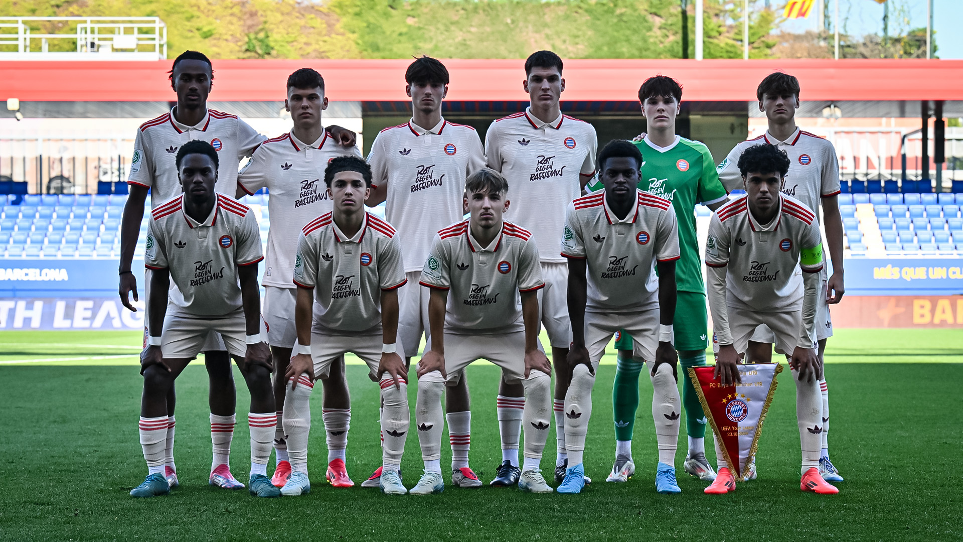 Mannschaftsfoto, vor dem Spiel der FC Bayern U19 beim FC Barcelona