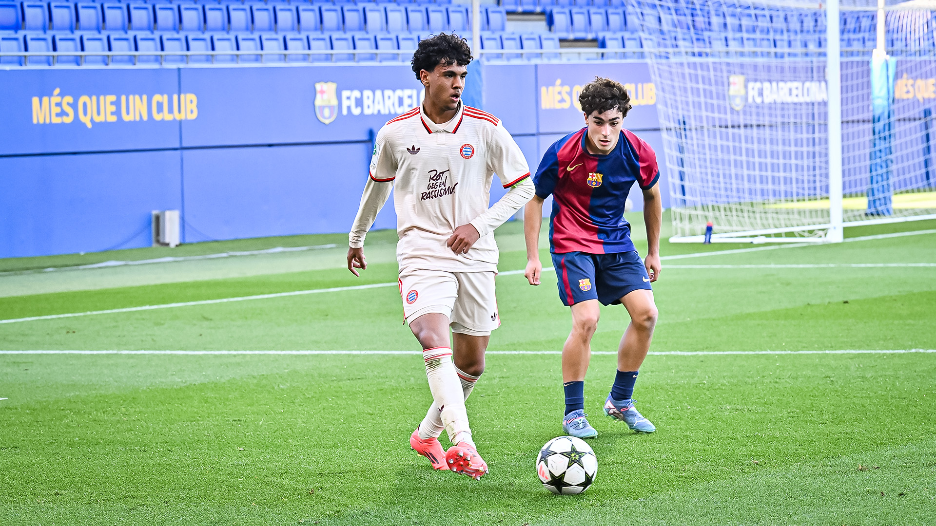 Adam Aznou, im Spiel der FC Bayern U19 beim FC Barcelona