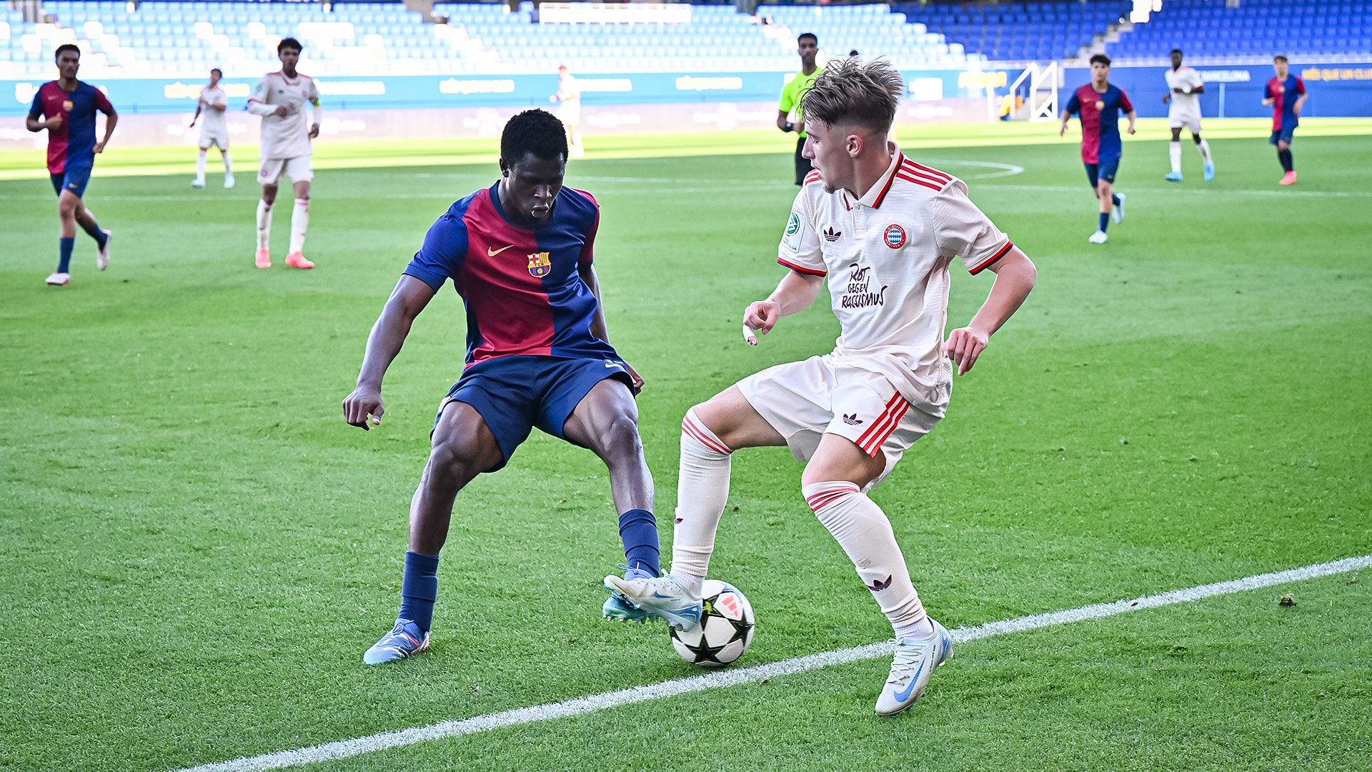 Lennart Karl, im Spiel der FC Bayern U19 beim FC Barcelona