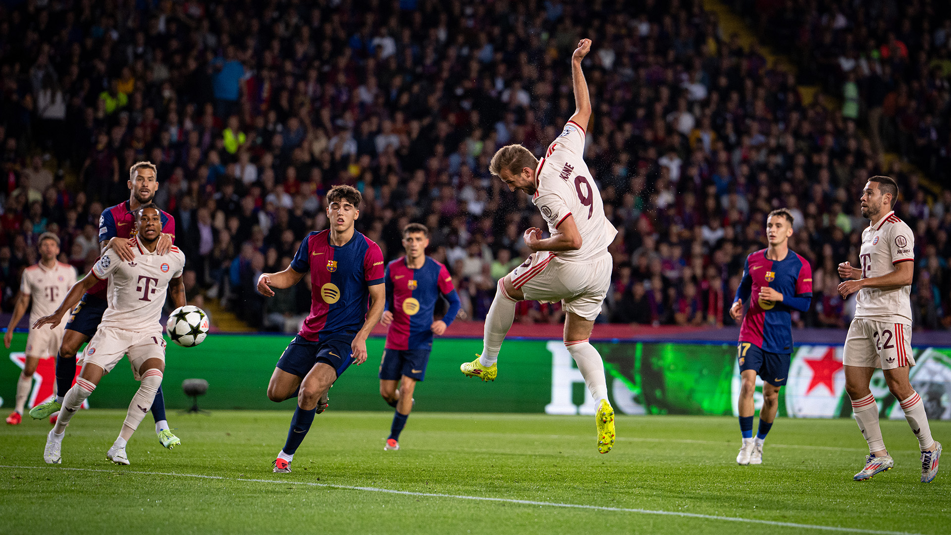 Szene aus dem Spiel zwischen FC Bayern und FC Barcelona