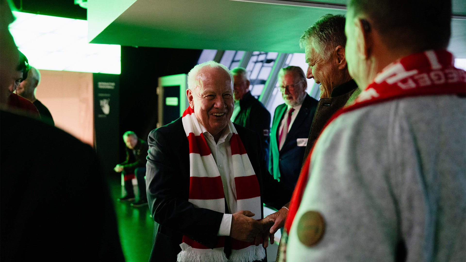 Vizepräsident Walter Menneckes beim Austausch mit Ü65-Mitgliedern des FC Bayern