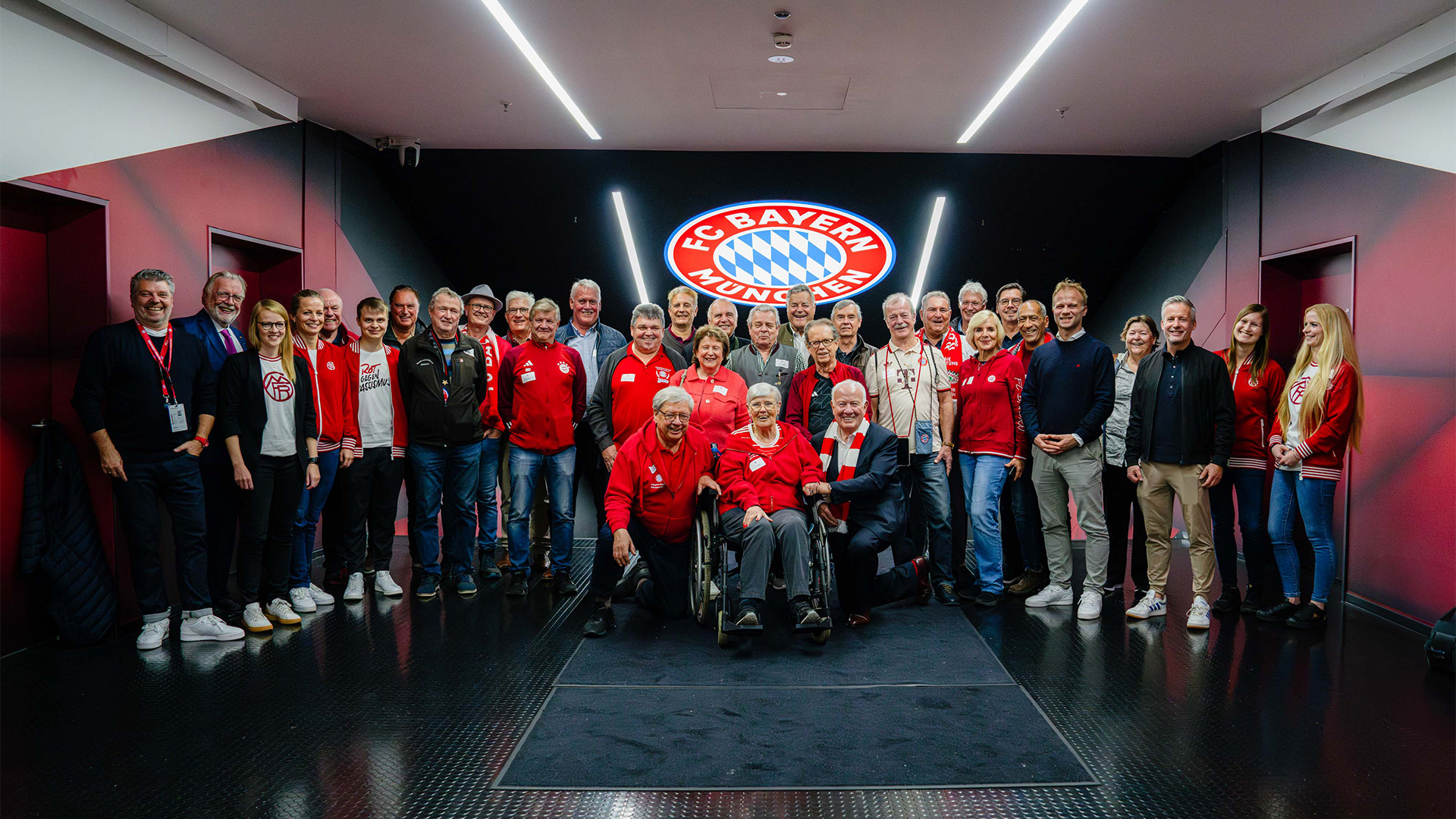 Teilnehmer des Ü65-Mitglieder-Austauschs im FC Bayern Museum