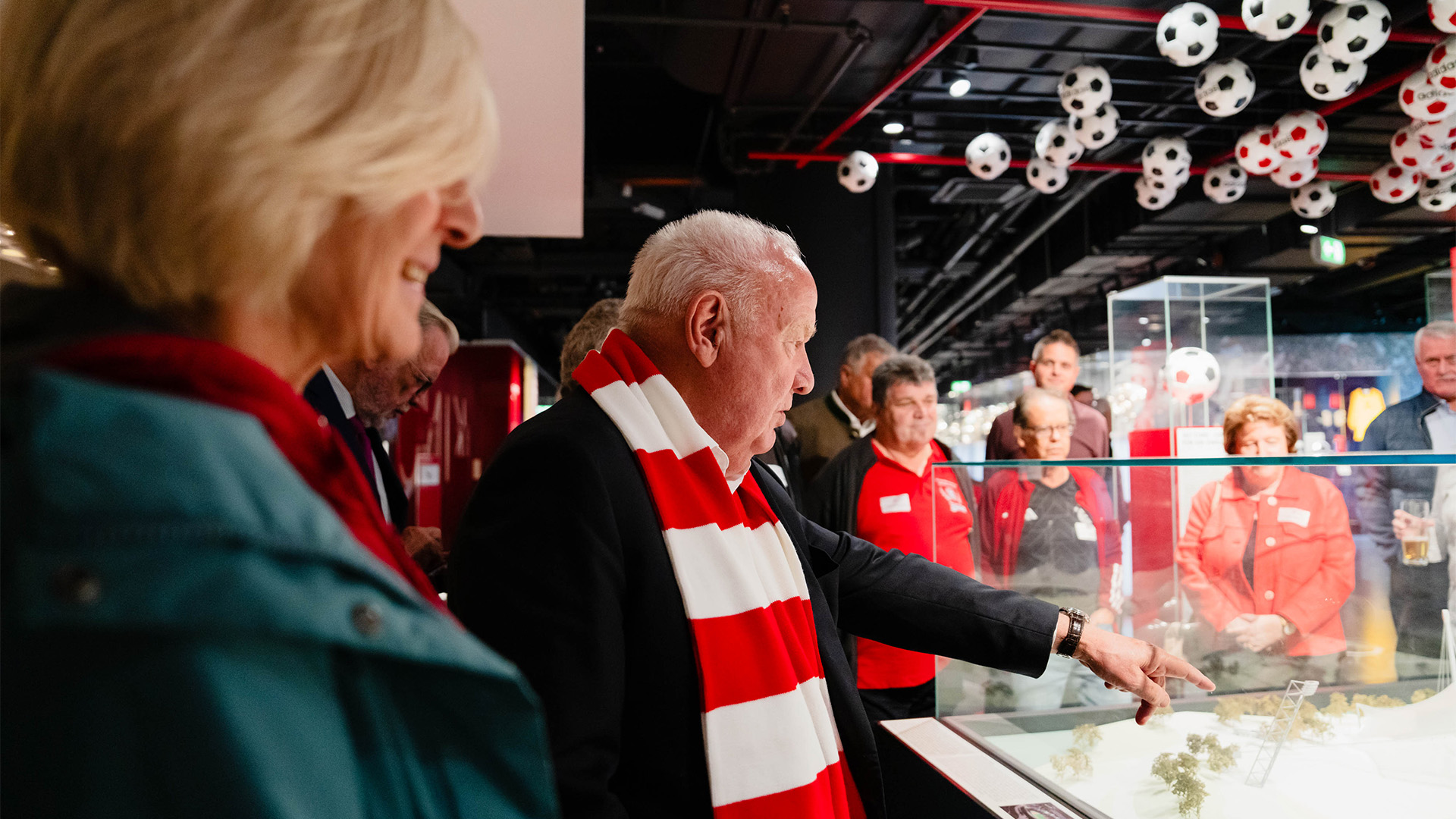 Walter Menneckes deutet auf ein Exponat im FC Bayern Museum