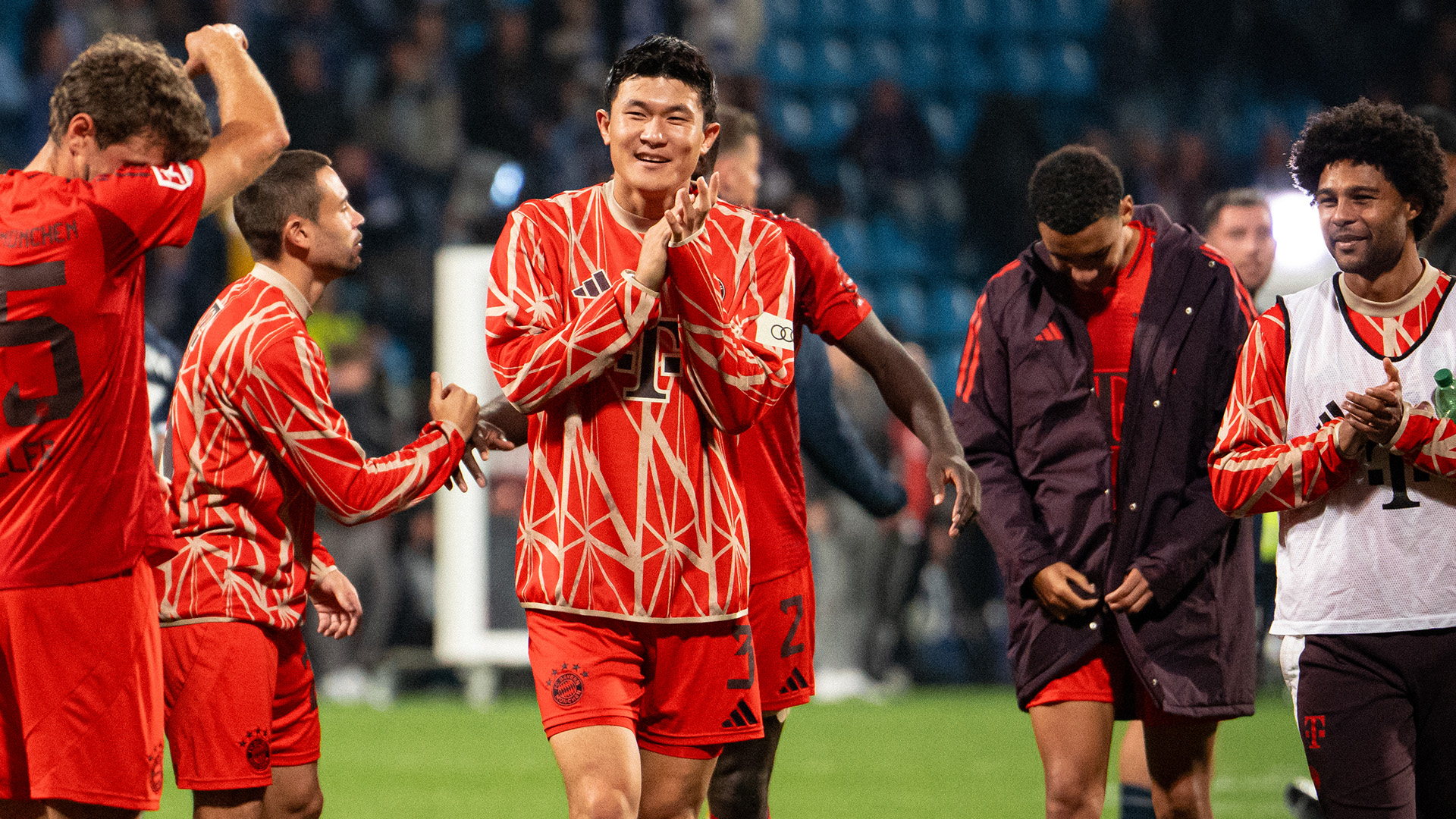 Bayern players applaud after 5-0 win in Bochum