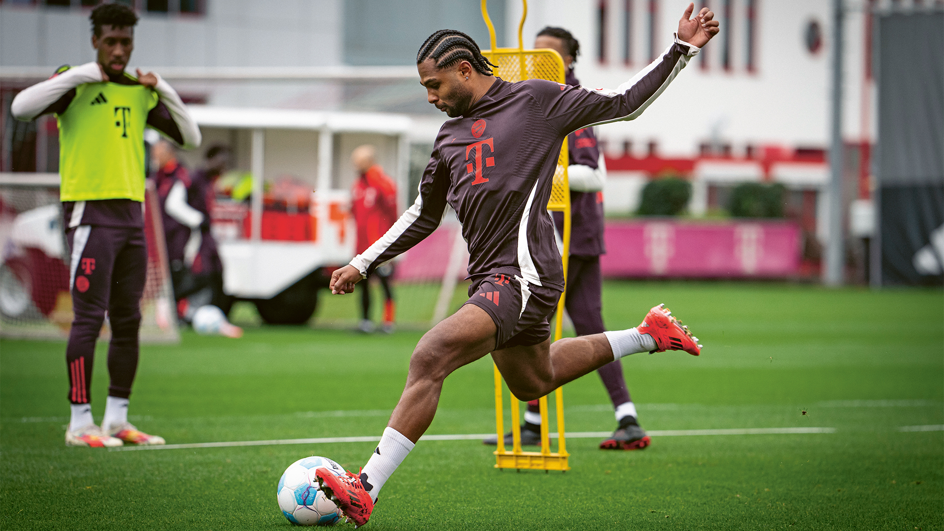 Serge Gnabry beim Torabschluss im FC Bayern-Training