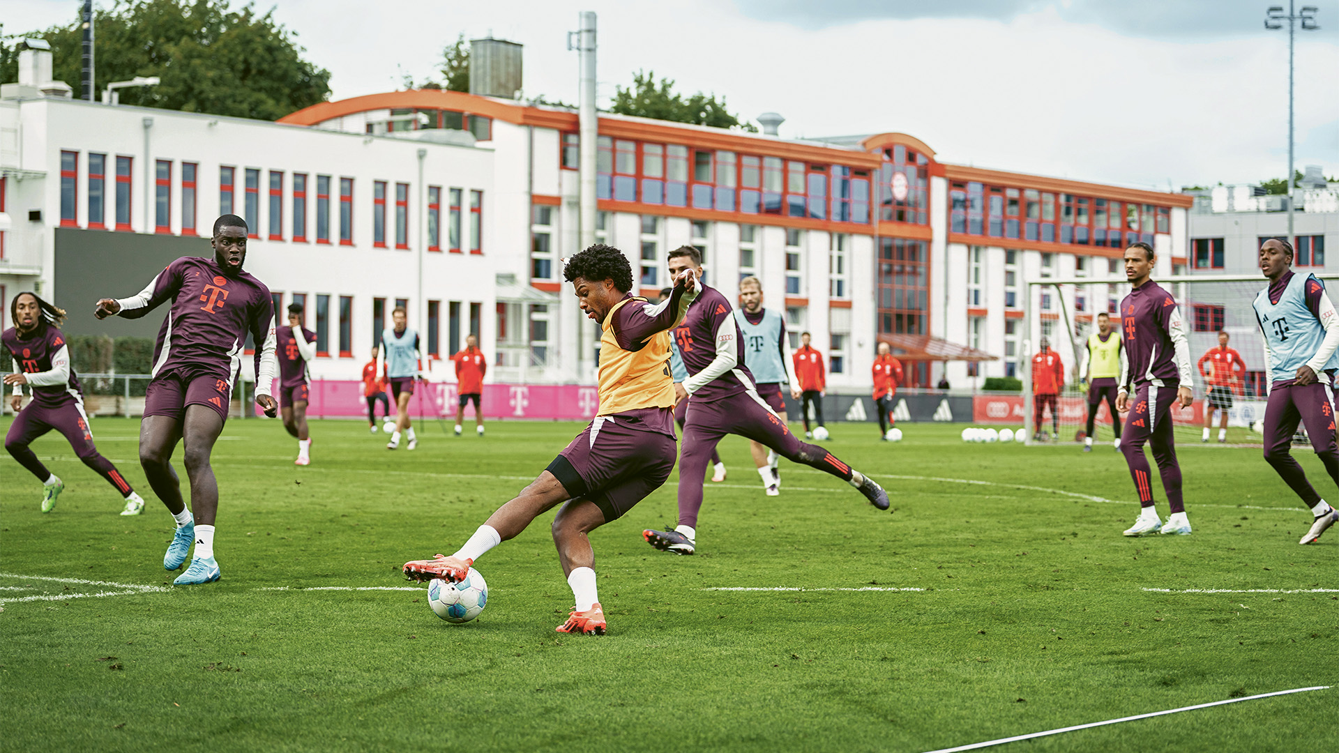 Serge Gnabry geht im FC Bayern-Training ins Dribbling.