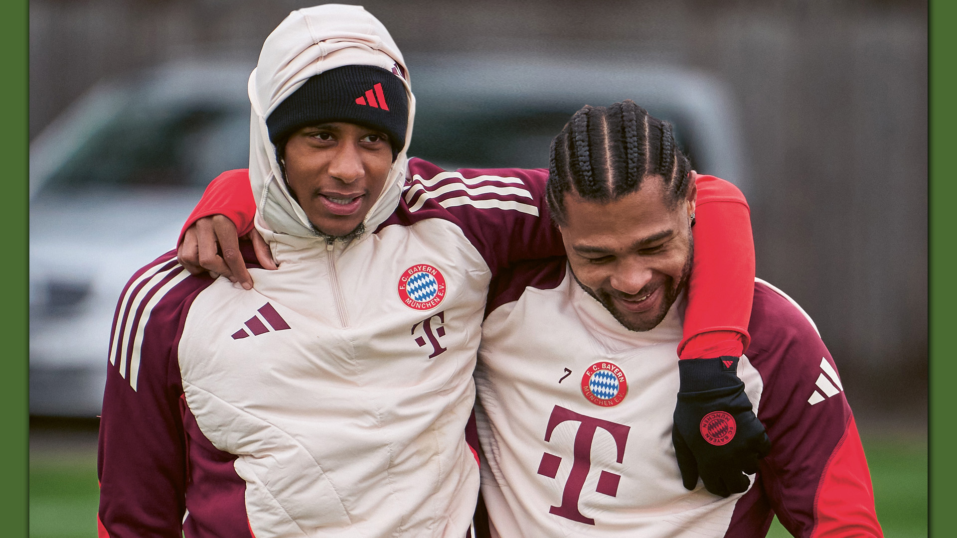 Serge Gnabry Arm in Arm mit Michael Olise