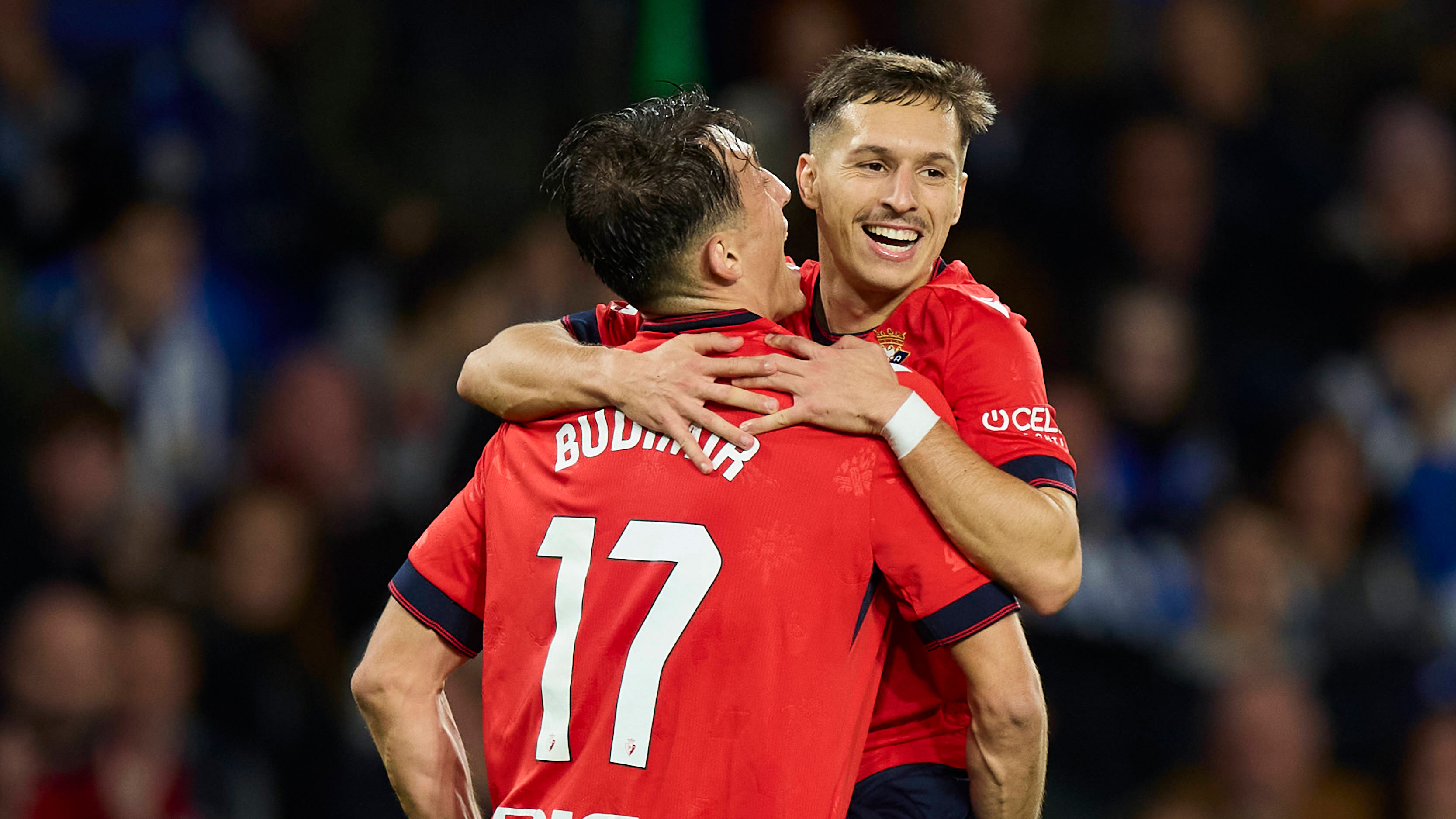 Bryan Zaragoza, Leihspieler des FC Bayern, jubelt mit Ante Budimir.