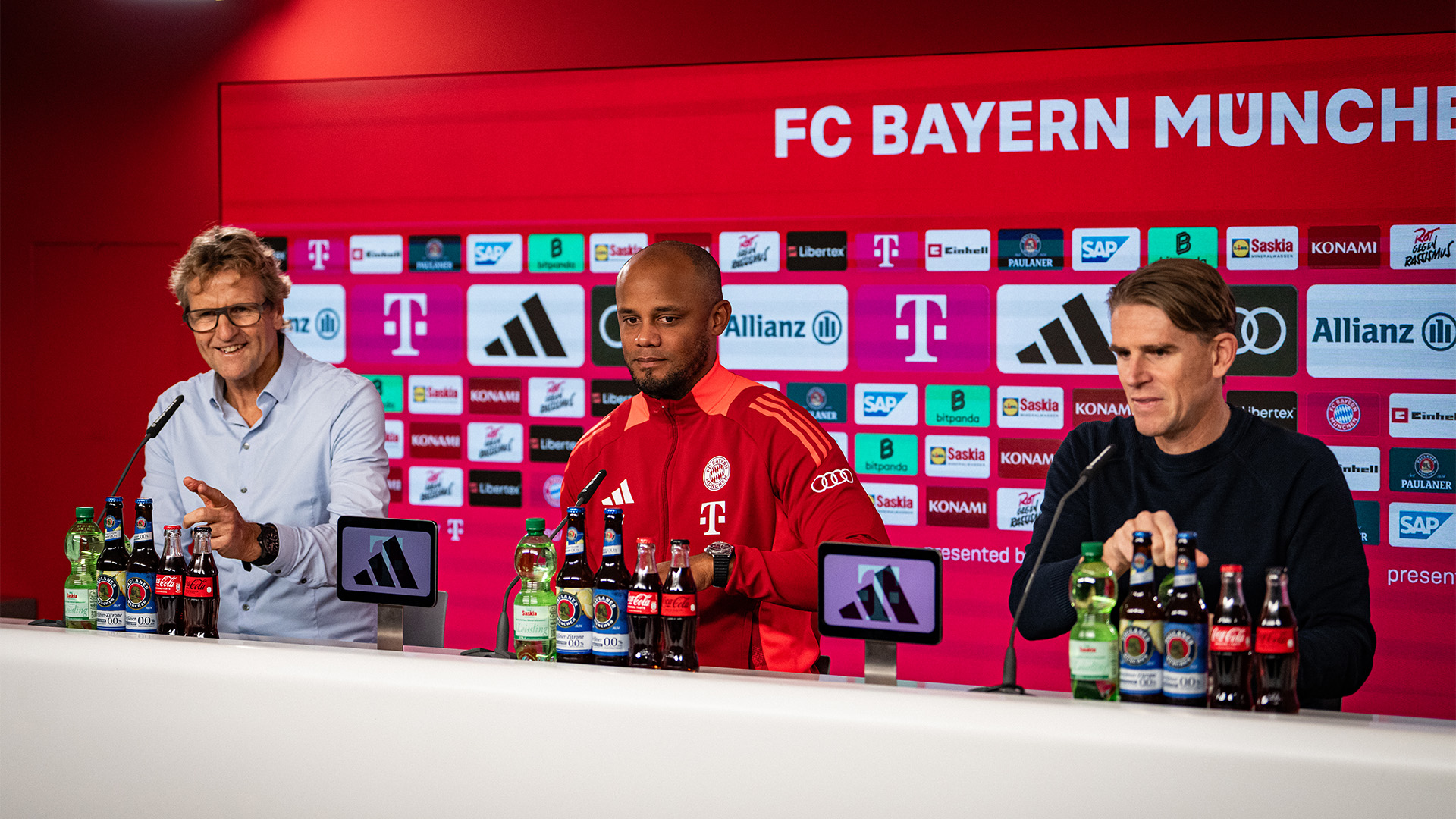 Vincent Kompany y Christoph Freund comparecen en la rueda de prensa del FC Bayern.