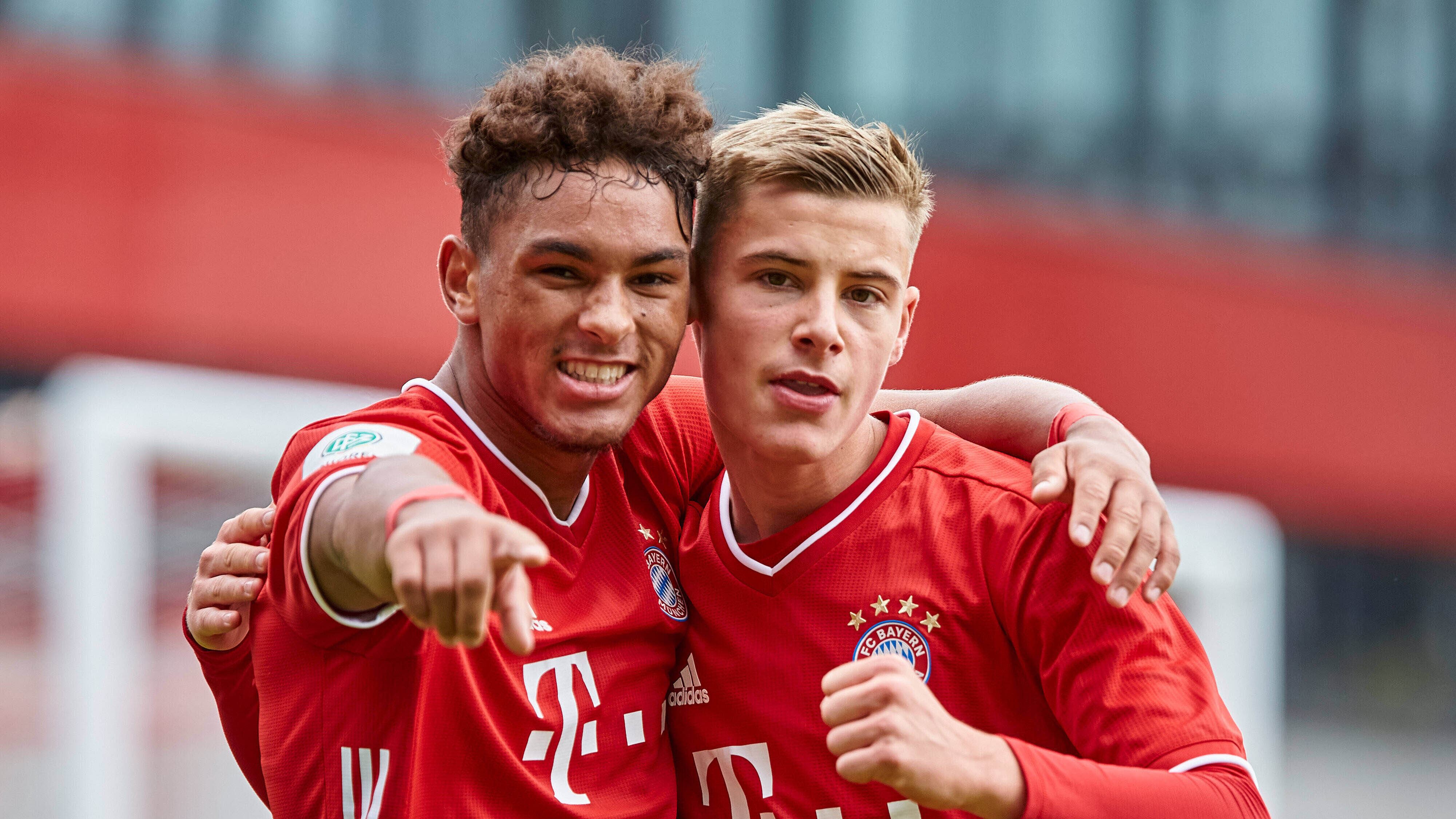 Armindo Sieb und Gabriel Vidović am FC Bayern Campus