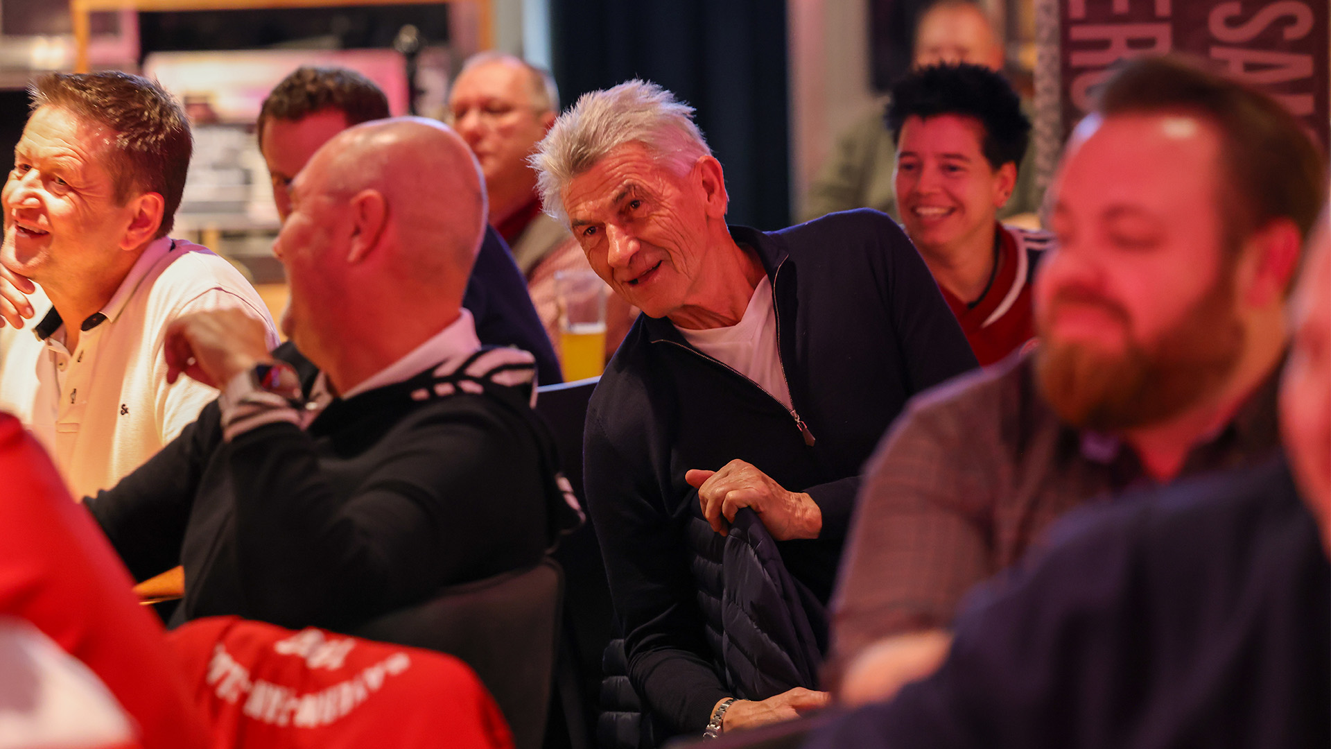 Weltmeister Klaus Augenthaler sitzt am Tisch beim Mitglieder-Schafkopfen