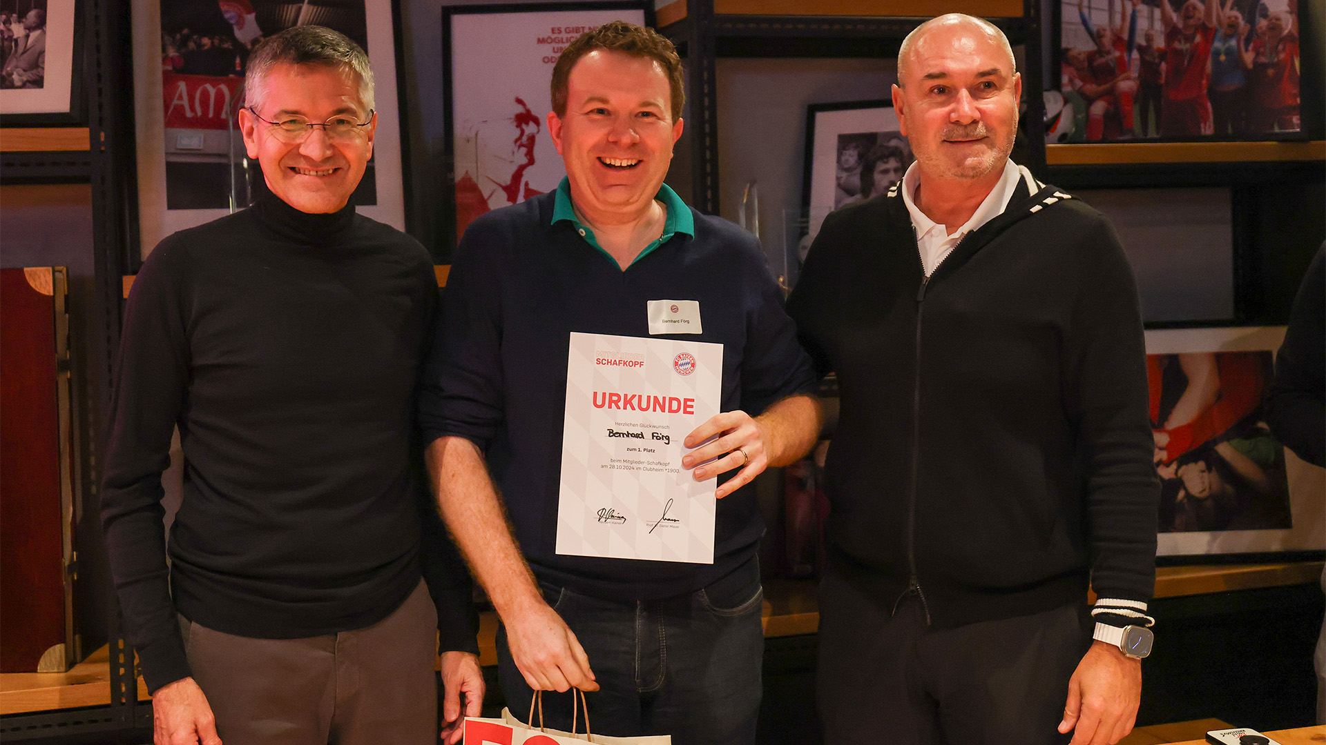 FC Bayern Schafkopf-Sieger Bernhard Förg  (M.) mit Herbert Hainer (l.) und Raimond Aumann.