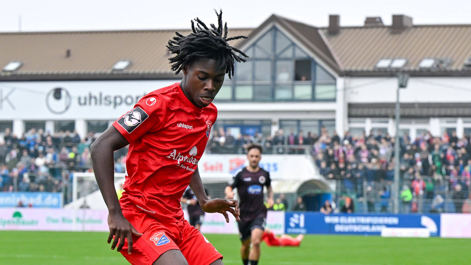 Gibson Nana Adu, Leihspieler vom FC Bayern, im Zweikampf.