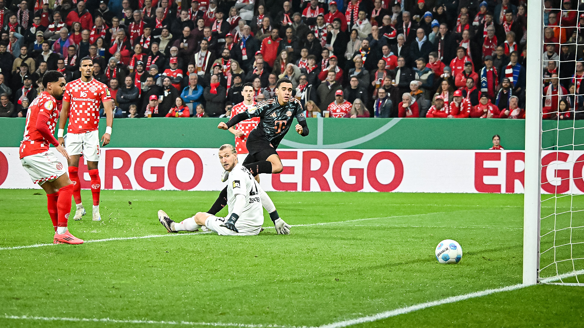 Spielszene aus der Partie 1. FSV Mainz 05 vs. FC Bayern in der zweiten Runde des DFB-Pokals 2024/25