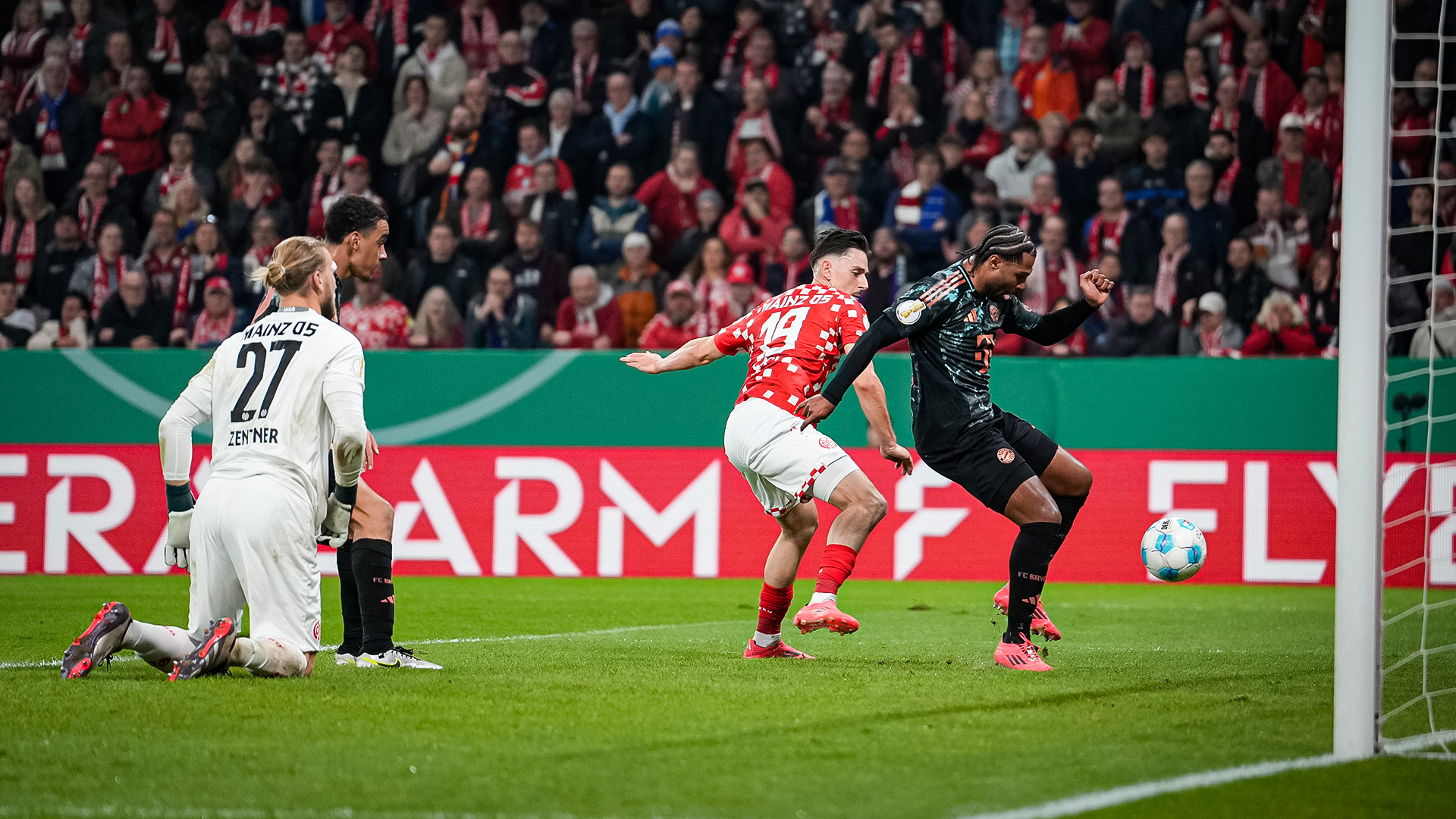 Spielszene aus der Partie 1. FSV Mainz 05 vs. FC Bayern in der zweiten Runde des DFB-Pokals 2024/25