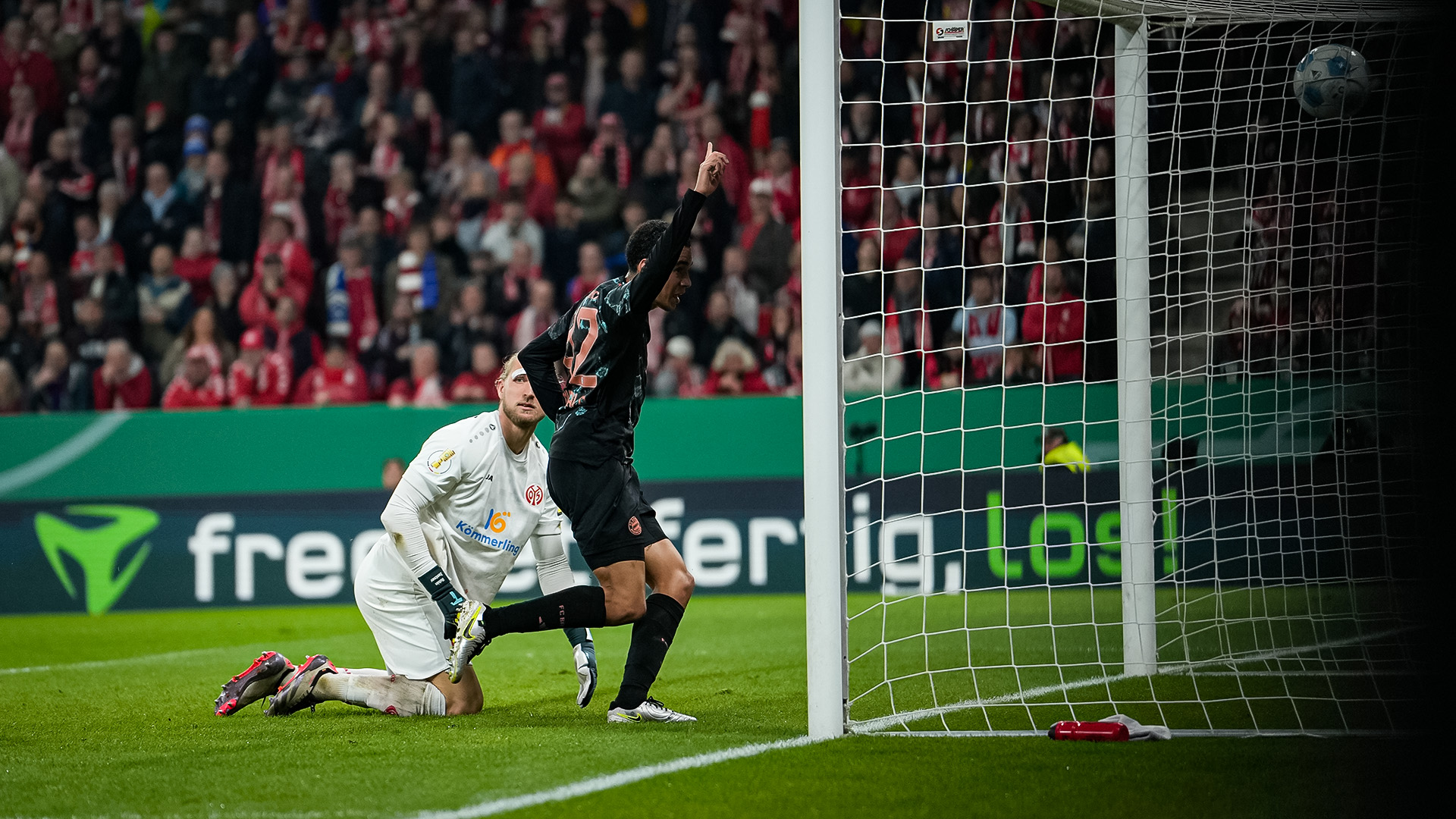 Spielszene aus der Partie 1. FSV Mainz 05 vs. FC Bayern in der zweiten Runde des DFB-Pokals 2024/25