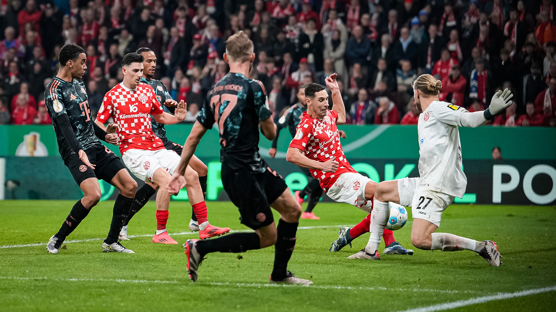 Spielszene aus der Partie 1. FSV Mainz 05 vs. FC Bayern in der zweiten Runde des DFB-Pokals 2024/25