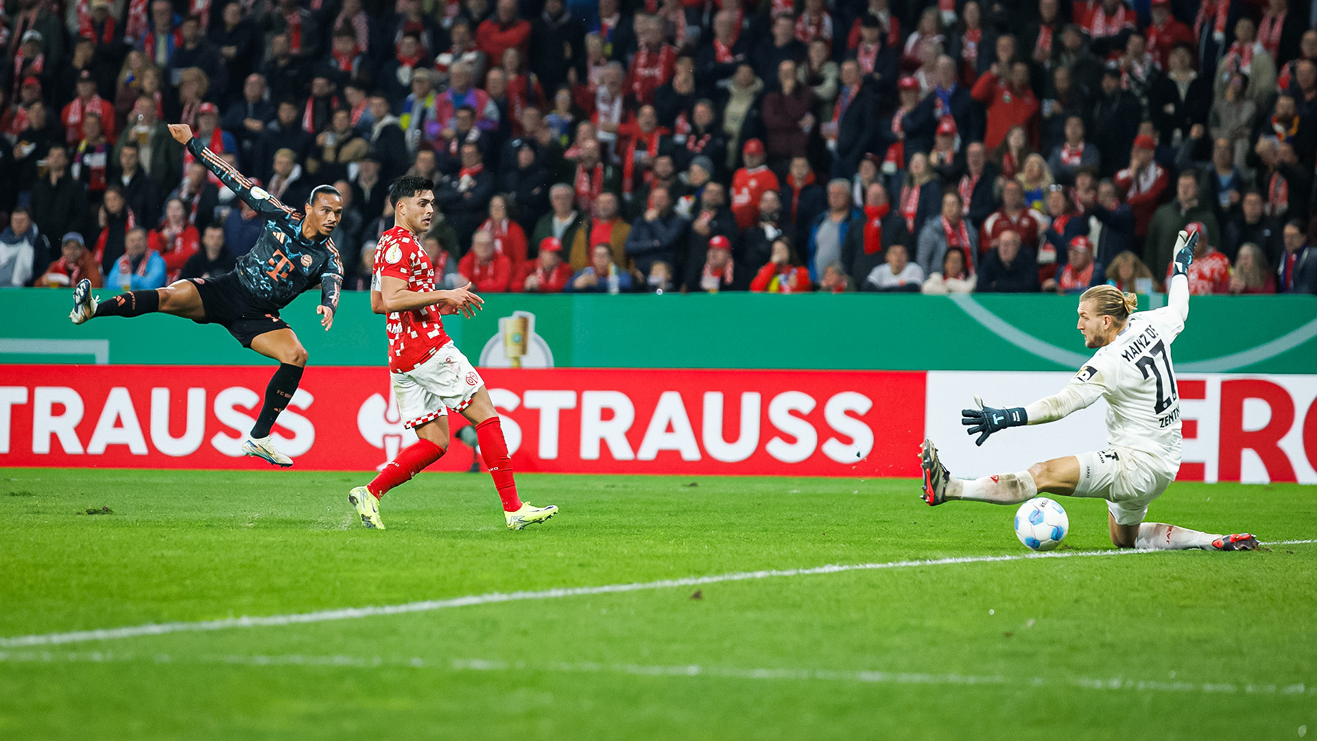 Spielszene aus der Partie 1. FSV Mainz 05 vs. FC Bayern in der zweiten Runde des DFB-Pokals 2024/25